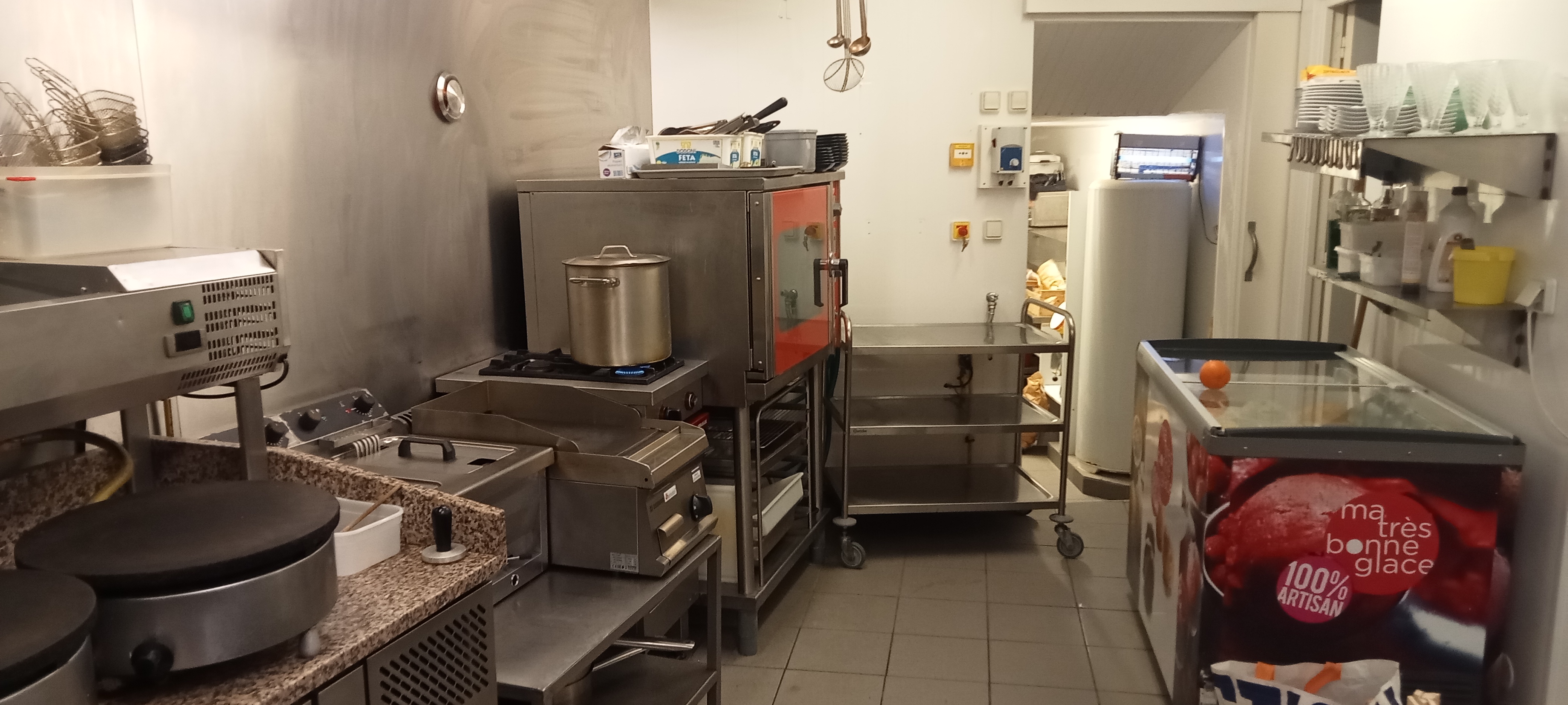 A vendre Bar, crêperie dans une commune dynamique de 5000 habitants proche des bords de Loire.
Bâtiment rénové à neuf. 70 places et une terrasse de 30 couverts. 
Cuisine irréprochable avec matériel très récent. 
Un studio est disponible dans le bâtiment.
L'ensemble du bâtiment est climatisé (et également le studio), très agréable pour travailler.
Loyer attractif. 
Possibilité de négociation.
Nous pouvons accompagner pour la transmission, idéal pour un jeune couple, fort potentiel à développer sur la partie bar. Pas de pur bar dans la commune. Crêperie de Bonne renommée. 
Emplacement numéro un, parking et visibilité.