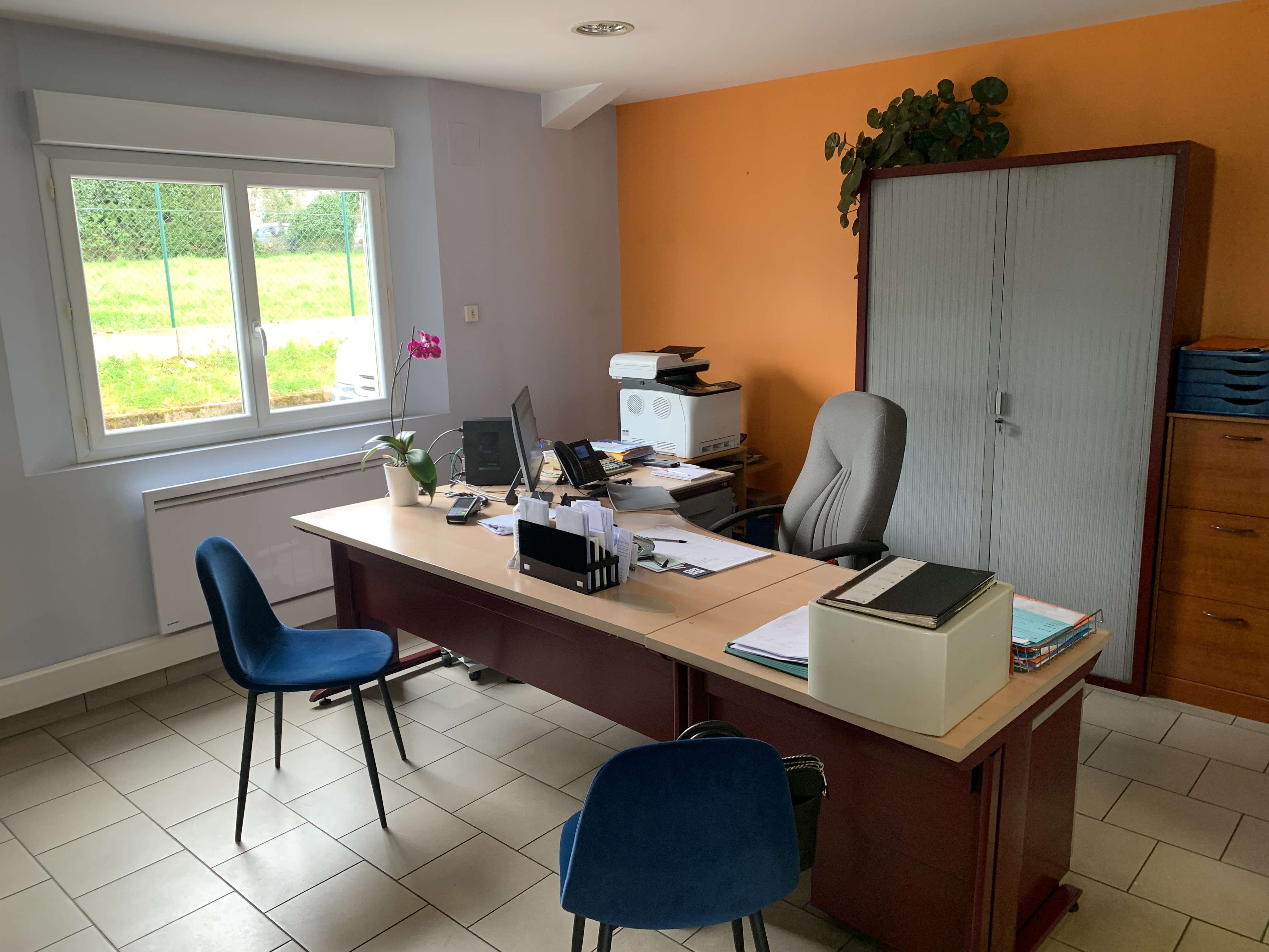 Local d’activité moderne et en très bon état, situé sur la zone commerciale de l’Avenue d’Auvergne, rue des Crosses, à La Châtre (36400)

Actuellement utilisé en tant que garage automobile, le local se compose d’une partie accueil + 2 bureaux ainsi que des sanitaires et une salle d’archivage, le tout sur environ 115 m².

Une seconde partie se compose d’un hangar (multi usage) d’environ 300 m² fermé par deux grandes portes de 4m de hauteur à ouverture automatique. Cette partie dispose d’un espace de nettoyage avec évacuation des eaux, d’un espace cuisine, vestiaire et sanitaires avec douche ainsi qu’une mezzanine pour du stockage supplémentaire d’environ 40 m².

Possibilité d’installation d’une activité autre que celle de garage automobile selon les projets.

•	Loyer : 2000 Euros/mois
•	Bail 3/6/9  
•	Disponible dès le mois d’octobre 2023

+ de photos sur demande.
Visite possible sur RDV

Synthèse des informations à retenir :

Localisation
•	Département : 36 
•	Commune : La Châtre

Type de zone 
•	ZAC Avenue d’Auvergne

Adresse exacte : 
•	Rue des Crosses, 36400 La Châtre

Type de bien
•	Bureaux
•	Entrepôt
•	Local d’activité

Superficie terrain
•	3500 m²

Surface bâtiment
•	415 m²

Répartition des surfaces
•	Atelier : 280m²
•	Bureaux : 115m²
•	Locaux sociaux (cuisine, sanitaires, vestiaire) : 20m²
•	Stockage : 40m²

Disponibilité 
•	Octobre 2023

Location / vente
•	Location

État
•	Récent (très bon état)

Conditions financières
•	Loyer : 2000€/mois

Bail commercial
•	3/6/9 ans