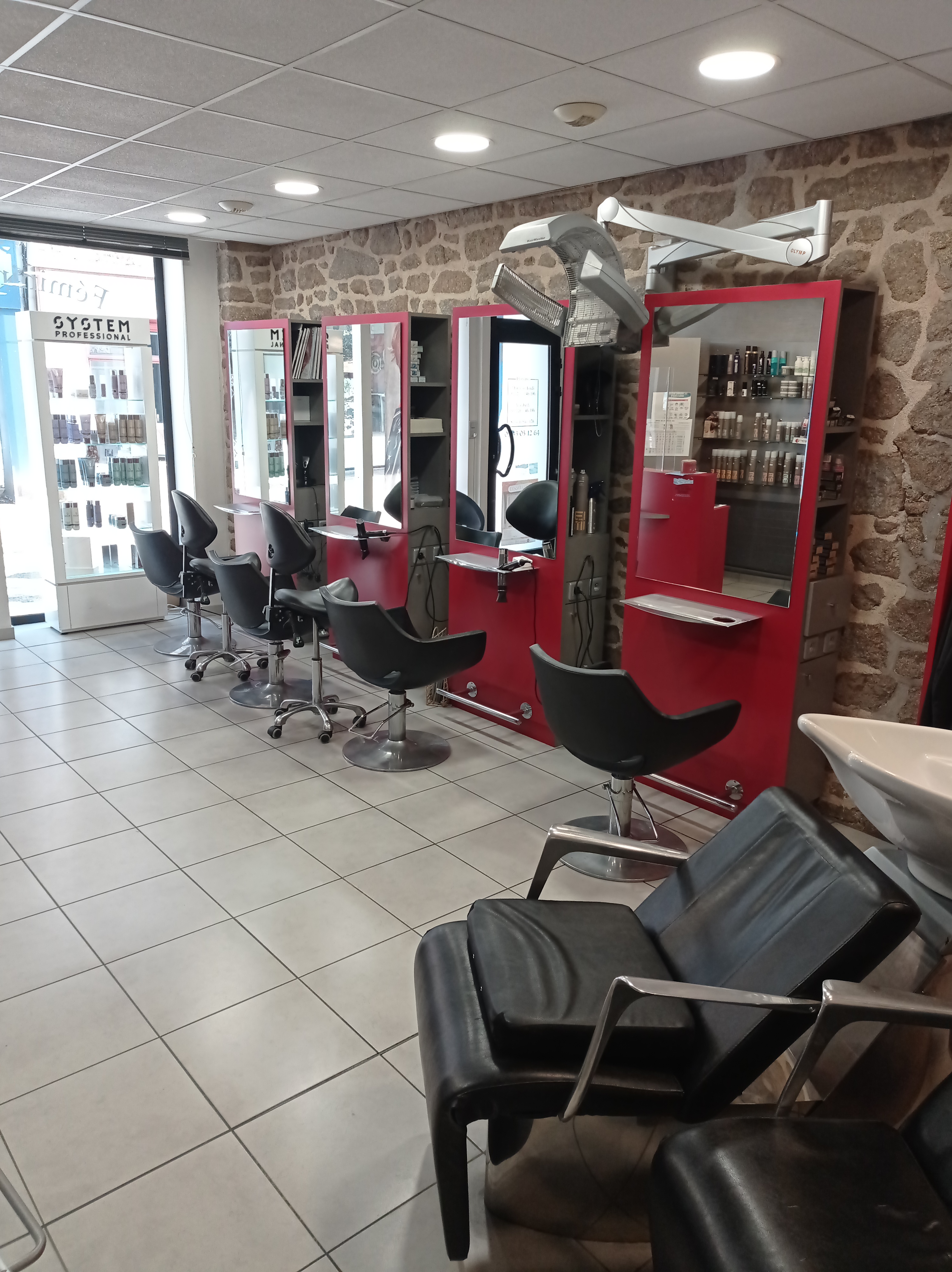 Salon de coiffure d'une superficie de 35 M2 en centre-ville dans une rue commerçante avec parking à proximité.
Ce bien comprend 5 postes de coiffage et 3 bacs à shampoing en très bon état.
Clientèle régulière et fidélisée avec possibilité de la développer.
Loyer : 400€/ mois 
Possibilité d'acquérir les murs de l'immeuble avec appartement à l'étage.
Vente pour départ en retraite.
38 500 € net vendeur