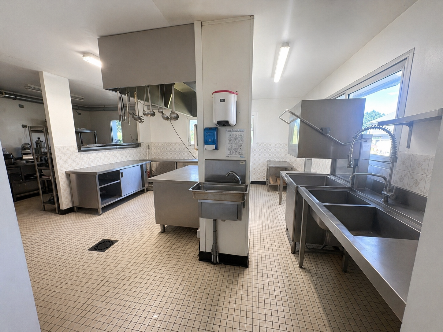 A VENDRE - RESTAURANT CLE EN MAIN - BELLE OPPORTUNITE



Nous proposons à la vente 100% des parts d'une SARL exploitant un restaurant, idéale pour une reprise rapide sans surprise.



* AUCUNE DETTE - situation financière saine

* MATERIEL COMPLET ET OPERATIONNEL

* ETABLISSEMENT PRET A TRAVAILLER IMMEDIATEMENT

* CLIENTELE REGULIERE ET LOCALE

POTENTIEL DE DEVELOPPEMENT (horaires, concept, livraison etc...)



Actuellement capacité de 35 couverts en salle (possibilité d'augmenter la capacité) et capacité illimitée en extérieur.

Grand parking privé.

Fort potentiel de développement, le CA de l'établissement peut largement être augmenté.

Le restaurant est parfaitement équipé (cuisine de 30m2) et prêt à l'emploi ! (aucun travaux à prévoir)

Licence IV



Clientèle fidèle et locale et très touristique 6 mois de l'année



Idéal pour un couple ou une première installation.

Cadre de vie très agréable

Très beau logement spacieux au dessus du restaurant de 100m2 avec 3 chambres, idéal pour une famille.  

Loyer perso de 500€ TTC

Loyer professionnel 900€ HT

Possibilité d'accompagner les repreneurs pour optimiser la passation

Renseignements supplémentaires ainsi que photos sur demande pour personne SERIEUSEMENT INTERESSÉE ET EN CAPACITE FINANCIERE UNIQUEMENT !