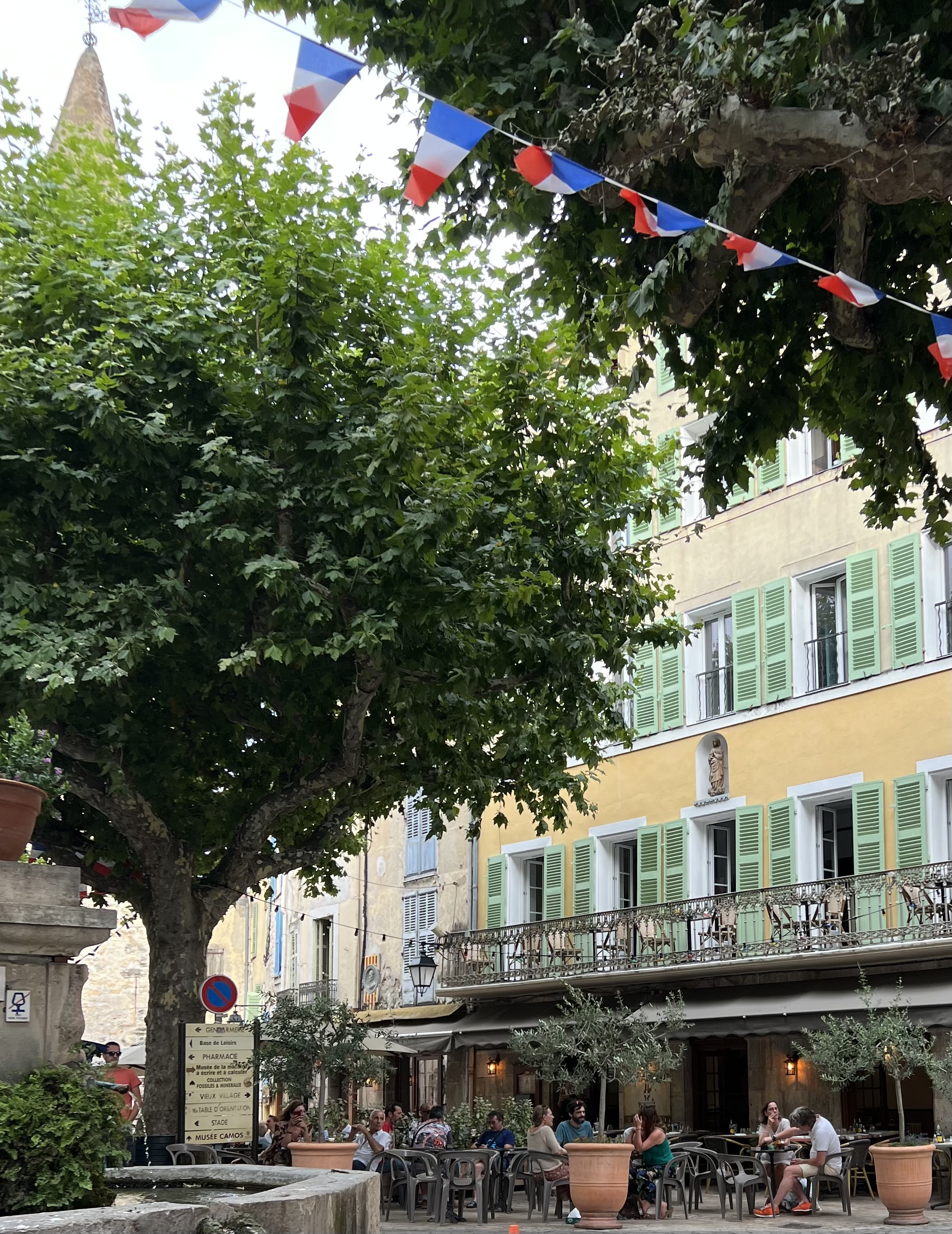 BARGEMON : surnommé la perle du haut var

RESTAURANT Fonds de commerce
Restaurant traditionnel
Licence 3

Venez découvrir ce restaurant , plein de charme avec une belle superficie.
L'intérieur sur 2 niveaux avec de
nombreuses possibilités d’aménagements .
En terrasse environ 40 couverts peuvent y trouver place et sur le balcon qui donne sur la place principale du village 10 couverts supplémentaires en 5 tables de 2 .

Au dessus du restaurant,
Appartement  à rafraîchir avec 
5 chambres 
1 cuisine équipée neuve
2 salle de bain 
1 Salon 
Peut servir de logement principal , héberger des saisonniers ou chambres d’hôte

Le restaurant peut accueillir environ 60 personnes à l'intérieur ( 30en RDC+ 30 en R+1 ), et 50 personnes en terrasse + balcon.
Cuisine entièrement équipée, avec une partie du matériel neuf de qualité.
( fourneaux 4 feux+plancha+friteuses CHARVET , Four vapeur RATIONAL , coins plonge neuf …)

Très bon chef de cuisine en place 
Vendu avec ou sans personnel

Service les midis et soirs , avec 2 jours de repos par semaine. 
Beau potentiel avec nombreuses possibilités d'évolution du chiffre.
Loyer 1700€ Ttc/mois  
et pour la terrasse en sus 600 €Ttc/an.

Idéalement situé sur la route menant aux Gorges du Verdon, au coeur du village , sur la place principale,parking gratuit. 
École, crèche,boulangerie, pharmacie, supérette etc . 
Très bonne qualités de vie dans ce petit village

A 20mn de Draguignan
20 minutes de la pleine de montauroux
25 minutes du Muy ( A8 ) . 
Beau potentiel
Très beau village prisé des étrangers .

Plus d’informations sur demande 
Mise en place d’une Gérance avec option d’achat possible sur dossier

Vend pour cause de changement projet