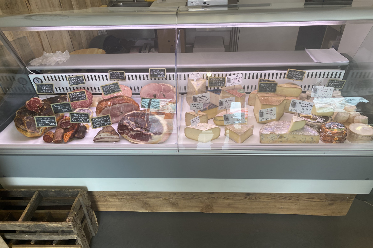 Une joli petit magasin rempli de bons fruits et légumes, de charcuterie, de fromages et de produits d'épicerie fine. Situé au centre du village, ce commerce de proximité ravi ses fidèles clients.