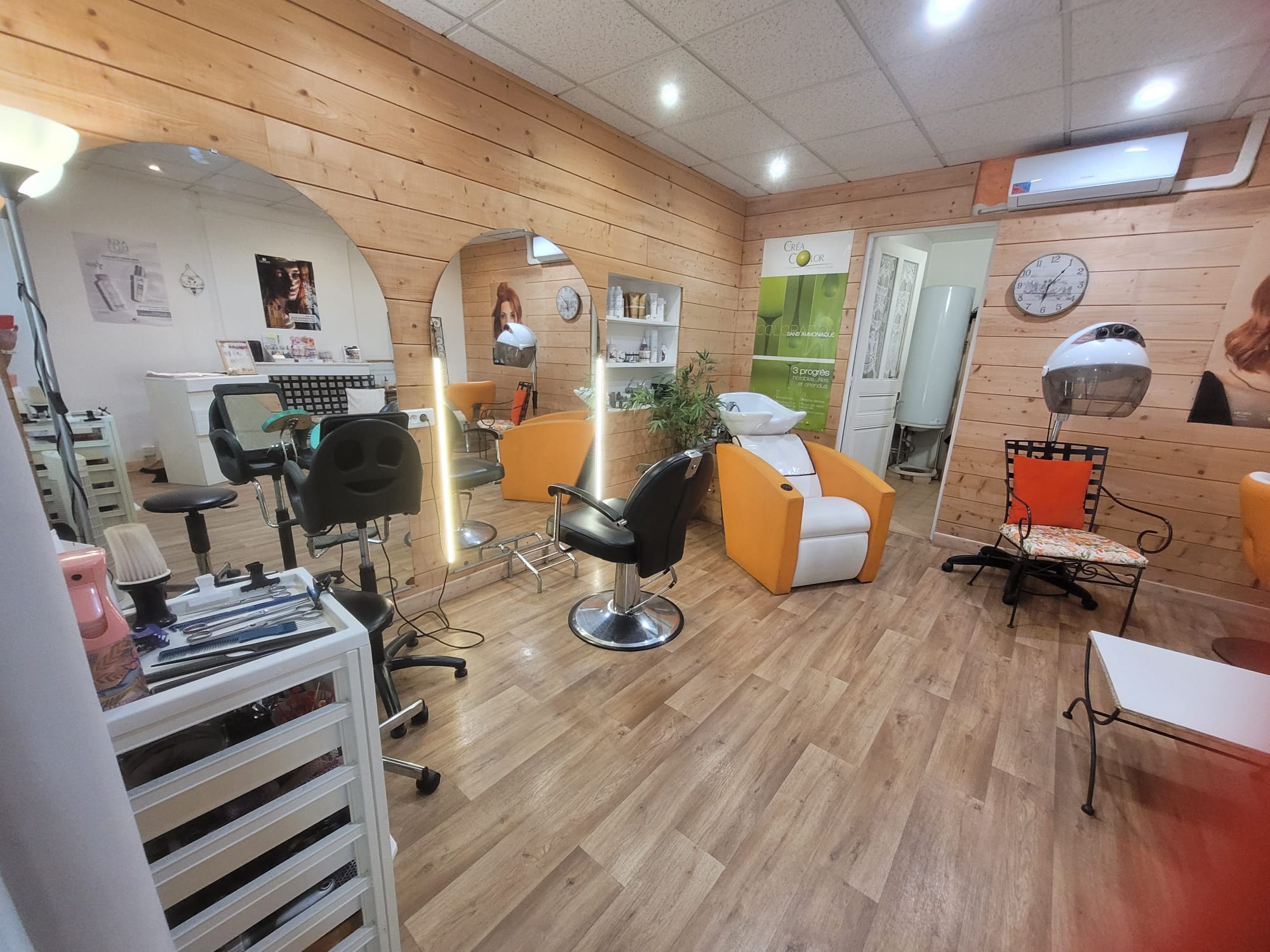 Cause retraite, cession d’un salon de coiffure mixte implanté depuis 2001 au cœur d'un village situé dans la parc naturel régional du Luberon.

Salon bénéficiant d’une bonne visibilité et d’un emplacement central, avec des places de stationnement publiques devant l’établissement et à proximité immédiate.

Surface d’exploitation d’environ 29 m², fonctionnelle et parfaitement adaptée à l’activité comprenant 2 postes de coiffage et 1 bac shampoing électrique ainsi que les équipements nécessaires à la poursuite immédiate de l’activité.

Clientèle mixte, locale et touristique, composée de femmes, hommes et enfants, bénéficiant d’une forte fidélité et d’une relation de proximité établie depuis de nombreuses années.

L’activité comprend coupes, coiffages, colorations, soins capillaires et conseil en image, complétée par la vente de produits capillaires professionnels.

CA HT 2025 : 39 407 €
Loyer annuel  : 3 270 € / mois environ (local appartenant à la Mairie)
Prix du fonds : 23 000 € (stock compris)

Atout supplémentaire : absence de concurrence directe dans le village.

Affaire idéale pour une première installation ou un(e) professionnel(le) souhaitant s’installer ou développer une activité de coiffure dans un environnement de proximité, avec une clientèle fidélisée et un outil de travail immédiatement opérationnel.

Pour plus de renseignements et obtenir une fiche de renseignements détaillée, n'hésitez pas à adresser un mail (accompagnement gratuit proposé par la Chambre de Métiers et de l'Artisanat).