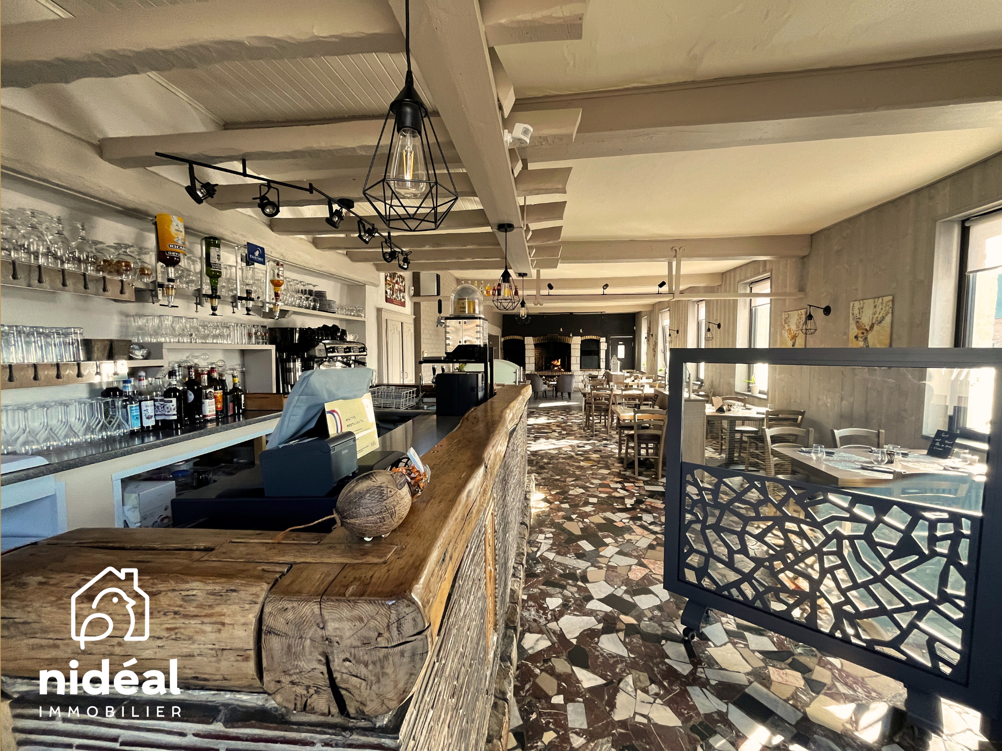 Vends Restaurant Grill , Cuisine traditionnelle

Situé à Jolimetz sur un axe passant, à 5 mn de Le Quesnoy, Profitez du charme de ce Restaurant fréquenté par une clientèle locale fidèle.

Fonds de commerce au prix de 199 000 € (Hors frais de négociation à la charge de l'acquéreur)

Restaurant de qualité et chaleureux composé d'un mobilier de qualité en excellent état et d'une cuisine parfaitement équipée
Normes PMR respectées
Hygiène irréprochable
Licence IV

Chiffre d'affaires annuel compris entre 450 000 € et 500 000 € HT

Capacité de 75 couverts à l'intérieur dont 36 dans la salle principale (système de rideau séparable pour faire les banquets)
Jardin avec une petite terrasse permettant de faire un peu de restauration extérieure mais sous exploitée
Pas de droit de terrasse à payer lors des événements communaux
De nombreuses places de stationnement sur le parking devant le restaurant

Charges mensuelles :

Loyer de 2100 € HT
Electricité 800 € HT
eau 140 € HT
Alarme 119 € HT

6 Salariés. (1 cuisinier, 1 comis, 1 plongeuse, 3 serveurs (tps plein et tps partiel) Masse salariale de 10 000 € net par mois.

Possible rachat des murs à étudier (un logement au dessus du restaurant fait partie des murs,2 chambres)

Les + : possibilité de développement
Aucun endettement et peu d'engagements
Aménagement d'une terrasse extérieure
Activité Bar non existante malgré la LICENCE IV
Animation non faite actuellement, grillades arrêtées mais reprise immédiate possible
Possibilité d'ouvertures supplémentaires (8 services actuellement)
Toiture refaite en 2017, façade repeinte en 2024.
Climatisation réversible en cuisine et à l'étage
Vestiaires aux normes, une cave pour les boissons, réserve à l'arrière du bar

Les équipements :
cheminée feu de bois pour grillades, four à pierre pour planches à grillades, fendeuse à bois (valeur 800 €) et stock de bois laissés avec le fond de commerce.
Four multifonction de 2021 avec hotte intégrée de 2025, 2 caves à vin
Piano changé en février 2025, 2 chambres froides et 2 frigos positifs, cellule de refroidissement, 2 congélateurs.
Une pièce de stockage zone sèche
1 laverie, accès direct en cuisine pour les livraisons donc aucun passage en salle
Adoucisseur changé il y a 2 ans, chaudière De Dietrich entretenue tous les ans, citerne 6000 litres
Tous les équipements sont entretenus chaque année avec justificatifs