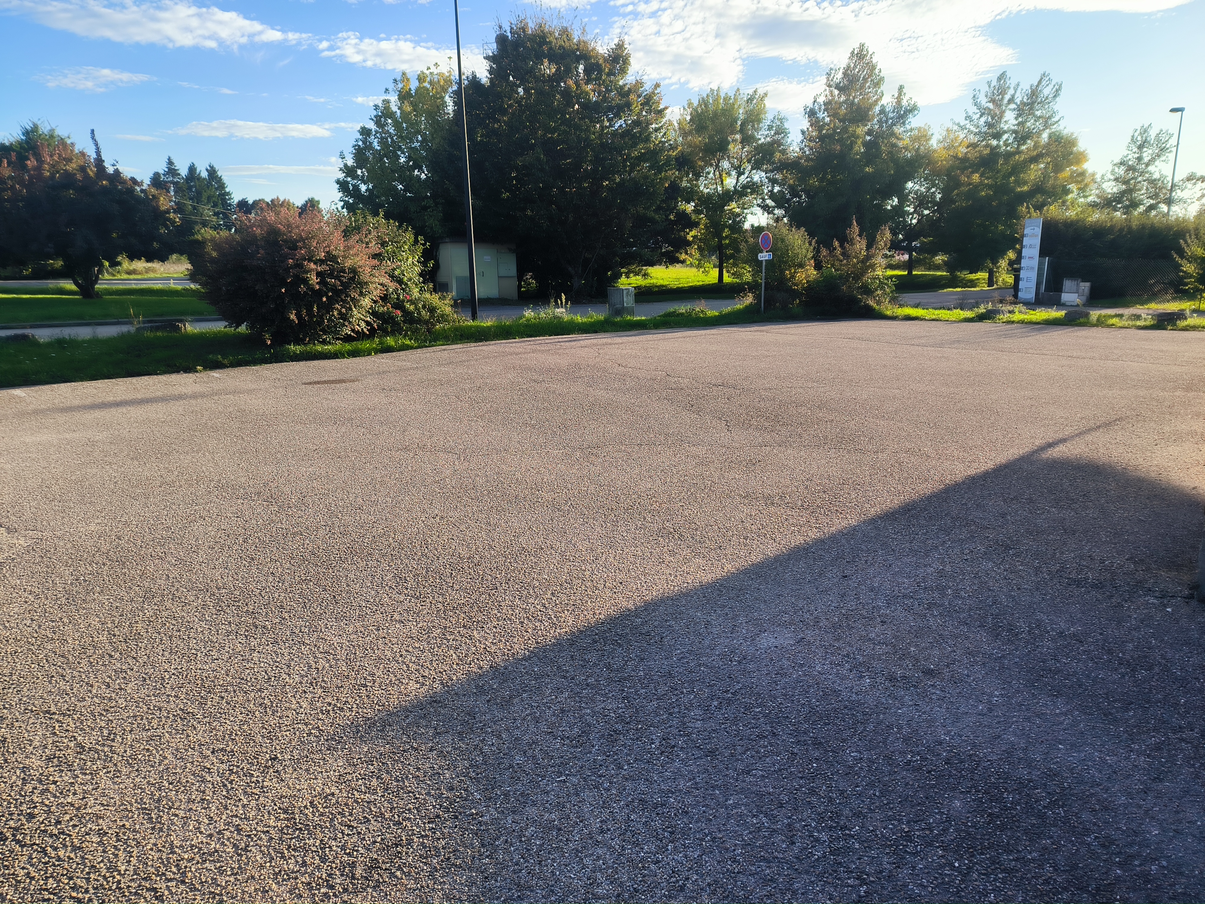 Fond de commerce d'une boulangerie familiale situé en zone artisanale sur la commune de Tossiat dans l'Ain.  construite en 2002 d'une surface de 196 m².

Fort potentiel d'extension avec un grand parking privatif sur le devant du magasin, terrain constructible sur le pourtour du bâtiment et proche de l'autoroute Sortie Bourg Sud. 
Fort d'une expérience de plus de 20 ans, ce commerce affiche un chiffre d'affaires H.T. de 186 000 €, témoignant de sa solidité et de son potentiel. 
De plus, une possibilité de vente des murs est envisageable sur demande.

Le magasin a été rénové dernièrement avec de nouvelle banque réfrigérante et tout le bâtiment est climatisé. 
L'espace à l'arrière se distingue par une partie cuisson et un espace laboratoire avec deux chambres froides.