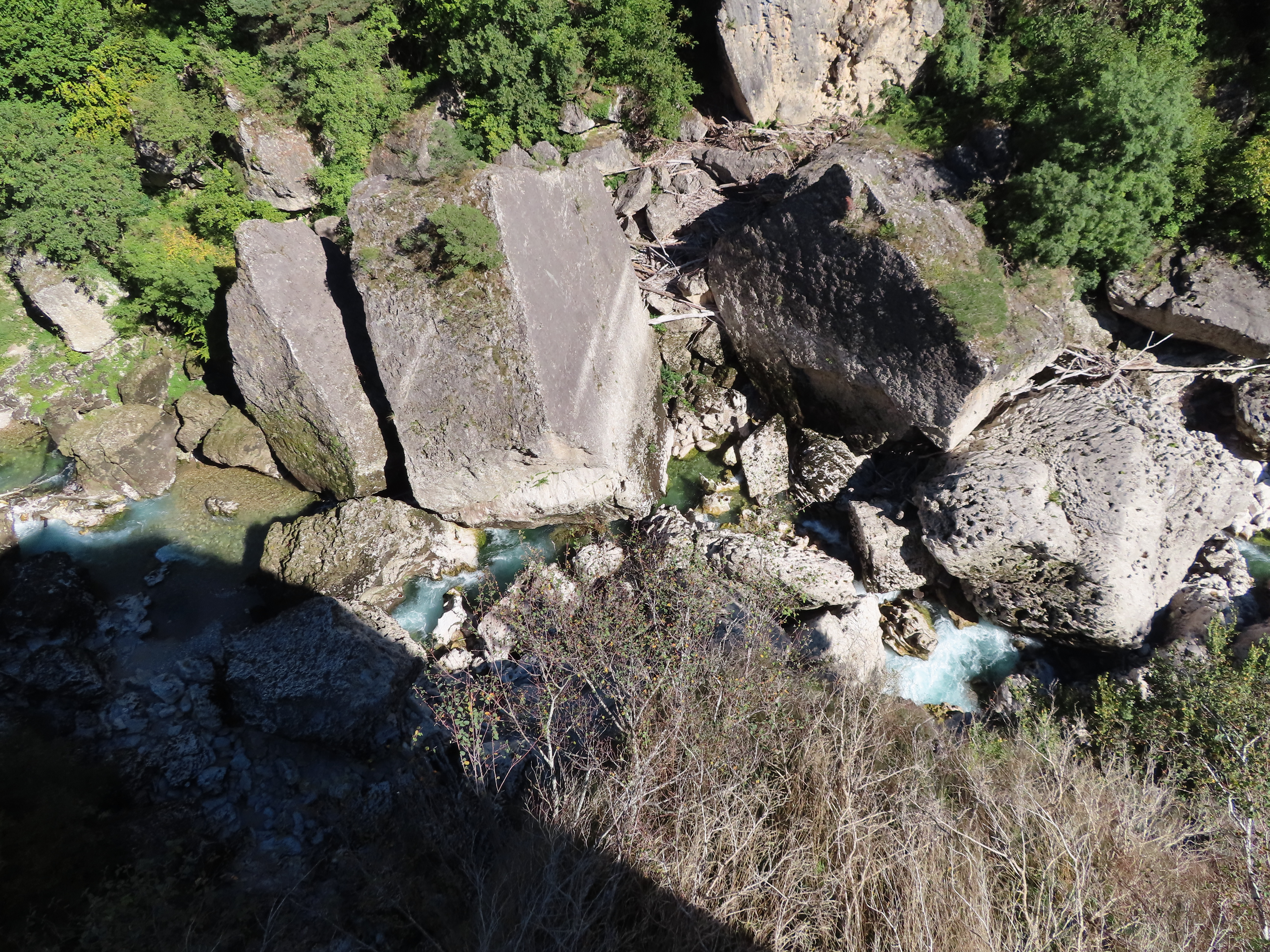 A reprendre, belvédère offrant un point de vue atypique des Gorges du Tarn avec un commerce attenant spécialisé dans la vente de cadeaux-souvenirs et produits régionaux.
Situé au cœur des Gorges du Tarn, sur un axe touristique majeur, le magasin est situé en bord de route, au pied du belvédère, avec stationnement à proximité directe.
 
Le magasin offre une surface de vente de 15 m² et une réserve de 18 m². Il est équipé d’un système de vidéo surveillance et propose une gamme de produits locaux (miel, bières artisanales, liqueurs, confitures, biscuits) ainsi qu’une sélection d’articles souvenirs (tee-shirts, bijoux, magnets, cartes postales, peluches…).

Le belvédère est accessible par un escalier menant à une plateforme bétonnée d’environ 80 m², offrant un panorama exceptionnel sur les Gorges du Tarn.

 Aucun salarié à reprendre. Possible accompagnement du repreneur.