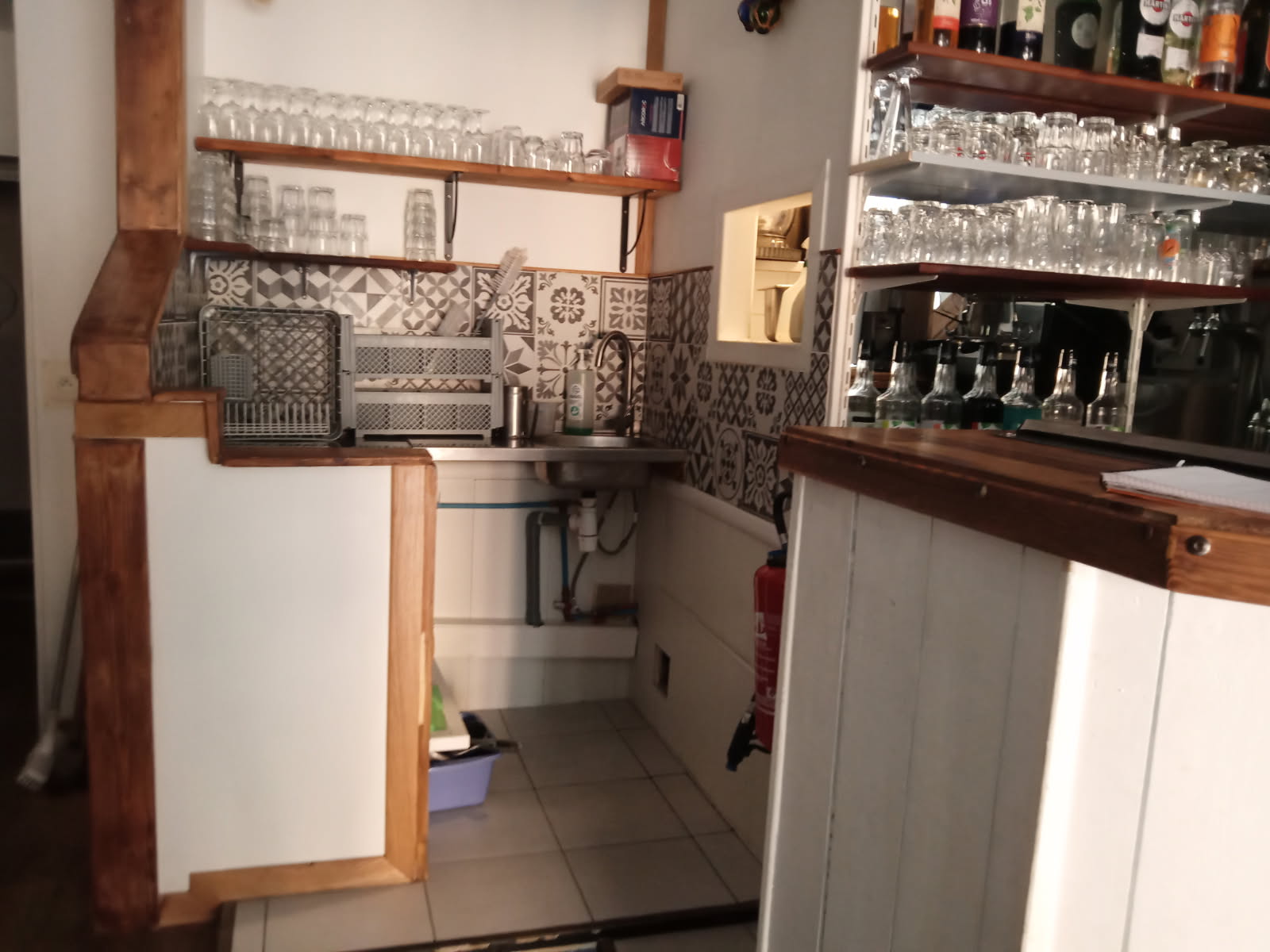 Urgent
Vend restaurant traditionnel pour raison de santé
28 couverts intérieurs et une terrasse de 40 couverts l'été avec vue sur l'ancienne halles aux poissons à Marans. La terrasse est close. l'un des plus beau site en bordure de rivière.
Affaire qui à un gros potentiel de développement.
Restaurant aux normes, contrôle électricité, beaucoup d'investissement fait.
Extracteur neuf 
Plancha 1 ans
3 plaques inductions
Four mixte 6 niveaux
Environ 30000 euros de matériel, terrasse incluse.
Pas de contrat avec les brasseurs.
Droit de terrasse avec la commune 19 euros le m2 par mois terrasse entouré de 60 m2
Site touristique du marais poitevin sur le tracé des pistes cyclables ( la Francette et la Vélodyssée). Située à 25 km à 25 km de la côte atlantique.
L’établissement était fermé 2.5 jours par semaine l'été, 3.5 l'hiver et 8 semaines de congé annuelle.
Le restaurant est opérationnel, sans reprise de personnel.
Petit loyer de 695,00
Il reste presque 7 ans de bail.
le prix est sacrifié
Pour tous renseignement  me contacter par mail
Les curieux s'abstenir.
D'autre photos sont disponible.