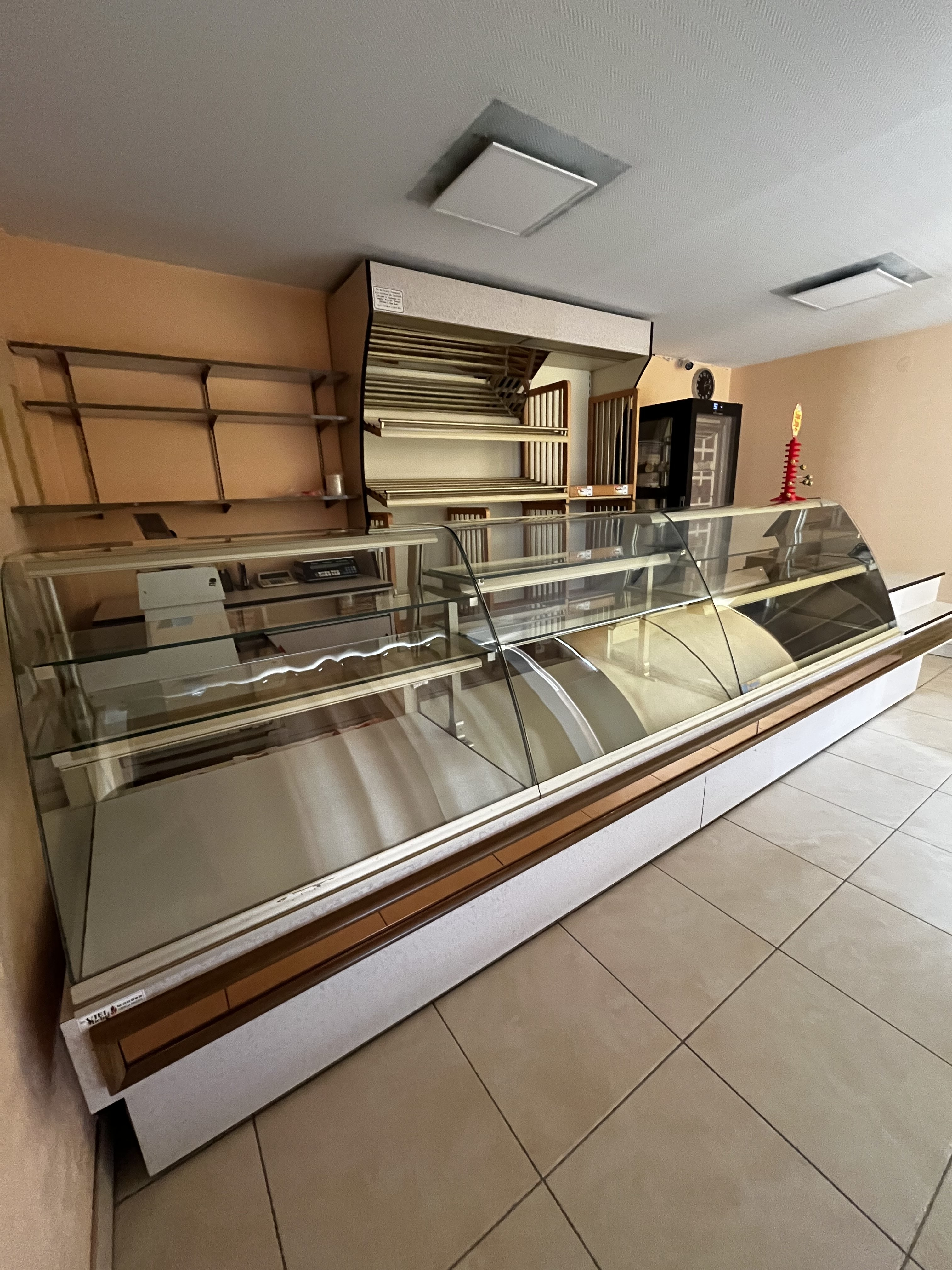 A vendre Boulangerie Pâtisserie, située à Vivoin (72170) dans une commune dynamique (écoles, boucherie, grande usine) d'environ 1000 habitants en supplément lotissement en construction. Communes aux alentours sans boulangerie.
Nous travaillons avec les cantines, les dépôts de pain et les gîtes alentours. Pas mal de touristes l'été et de groupes de scouts. Prieuré du village qui accueille des expositions d'arts, des mariages et des concerts. 
Beaucoup d'animations à l'année grâce aux différentes associations. 
Se situe à 20 minutes du Mans et d'Alençon proche de l'autoroute.
Matériels récent et bien entretenue :
- Four Bongard 2011 - 3 soles gaz 1 sole électrique
- Congélateur/Surgélateur 4 portes neuf (été 2022)
- Labo pâtisserie récent (2019)
- Véhicule de livraison (2014)
Maison plein pied 3 chambres (9m², 9m² et 13m²), grand salon de 35m², cuisine, salle de bain et WC, jardin et grenier.
Possibilité d'aménager le grenier pour y faire son appartement et agrandir la boulangerie, les plans ont été réalisés par une architecte. Nous avons aussi fait les plans de rénovation de la boutique. 
CA 2024 : 152 000€, meilleure année à 165 000€ avec un apprenti pâtissier. (possibilité de développement en snacking et chocolat, nous avons beaucoup de demande mais nous ne sommes que 2).
Loyer 800€ (possibilité d'acheter les murs 100 000€)
Prix de vente fond de commerce 70 000€