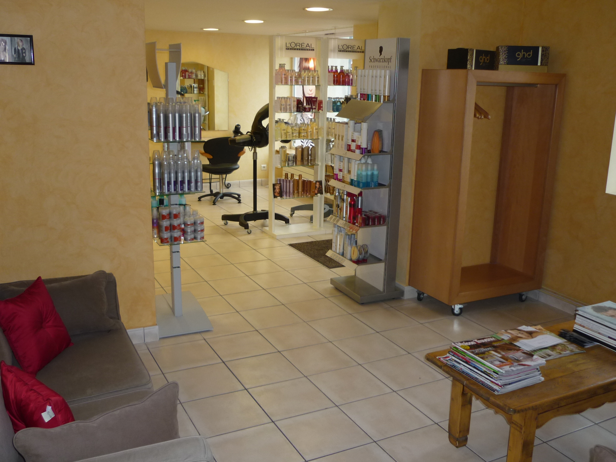A vendre fonds de commerce de salon de coiffure, à proximité de Dijon (21) au centre d'un village de 2 000 habitants. Parking gratuit devant le salon. Accès PMR.

Il dispose de :
- 4 postes de coiffage
- 2 bacs à shampoing
- 1 salle d’attente
- 1 Labo
- 2 WC
- 1 Laverie + Rangements
- 1 Cabine d'esthétique avec lavabo et douche. (récent)

Chauffage au gaz de ville
Climatisation réversible dans le salon et l'esthétique.

- Clientèle fidèle et régulière.
- Bail en cours : Loyer mensuel 1 100 €

Travaux de rafraîchissement à prévoir dans le salon.
Accompagnement possible.

Prix : 80 000 €