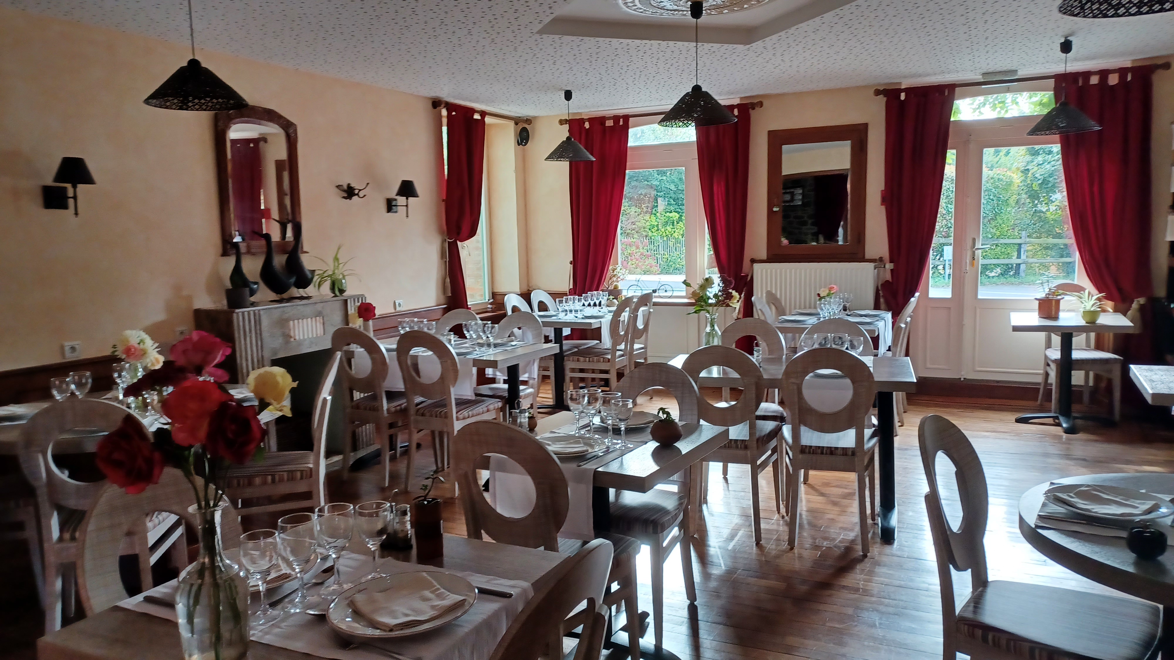 Vente Fond de commerce de restaurant avec licence IV Opportunité à saisir à 20min de Rennes
Dans le triangle Rennes - Saint-Malo - Dinan, auberge avec fort potentiel événementiel à reprendre.
Un lieu clé en main pour restaurateurs, traiteurs ou porteurs de projet.
Un établissement reconnu dans la région depuis 90 ans. 

Le lieu permet une exploitation immédiate, tout en offrant de réelles marges de développement grâce à ses volumes, sa modularité, son parc et une offre d’hébergement sur place avec des chambres d'hôtes. 

Ouverte en 1935 à Cardroc, l’Auberge Lucas perpétue depuis plus de 90 ans un savoir-faire familial. À l’origine boucherie reprise par les grands-parents de Pascal, l’établissement évolue grâce à la grand-mère qui propose cafés puis activité traiteur. En 1995, Anne et Pascal, troisième génération et Maîtres Restaurateurs, reprennent le flambeau, réalisent d’importants travaux et créent un parc paysager. Aujourd’hui, l’auberge défend une cuisine 100 % maison, de l’entrée au dessert, avec pour spécialité emblématique la tête de veau.

site : www.aubergelucas.com
site : www.restaurant-en-vente-bretagne.fr