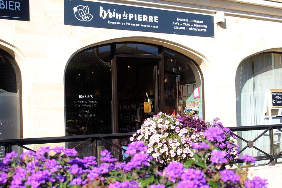 A VENDRE
Épicerie et Herberie artisanales 
au cœur d’une cité charmante et dynamique.

VIVONNE c’est :
* Une petite ville pleine de charme où il fait bon vivre et flâner.
* Une dynamique commerçante conviviale et stimulante.
* Deux marchés chaque semaine ! L’un populaire et renommé le samedi matin, le second bio et local le mercredi après-midi (et créé de toute pièce par Brin de Pierre et ses fidèles producteurs !).
* Le confort urbain enveloppé d’une nature riche et variée, à quinze minutes seulement des portes de Poitiers.
* Une commune accessible et tranquille labellisée « Village Étape » avec camping, gîtes et chambres d’hôte agréables et accueillants.

BRIN DE PIERRE, c’est :
* Un super emplacement niché au cœur de la belle Vivonne et au centre du quotidien des habitants.
* 35 m² d’authenticité : une petite boutique de proximité où le parfum des tisanes côtoie celui du bon pain frais et du café fraîchement torréfié.
* Un loyer correct de 400€ avec peu de charges annexes et une propriétaire bienveillante.
* 70 000€ de Chiffre d’Affaire, avec des mois d’été plutôt calmes (l’idéal pour partir en vacances) et des fins d’année incroyables.
* Un revenu mensuel moyen de 1 170€
* Un panier moyen de 25 € pour environ 200 visites par mois sur une zone de chalandise d’une dizaine de kilomètres.
* 70 producteurs artisanaux, essentiellement locaux et portés par des valeurs environnementales fortes.
* Une gestion des produits frais simplifiée : les meilleurs producteurs bio des environs se réunissent tous les mercredis devant la boutique pour proposer directement leurs bons produits : légumes, fromage, viande, œufs, traiteur… Et faire de cette journée la plus rentable pour la boutique !
* Des animations conviviales et enrichissantes autour de l’artisanat et de la nature.

Un cocon de bonheur à adopter, pour peu qu’une envie folle de prendre la suite vous traverse l’esprit. Ou peut-être connaissez-vous dans votre entourage une âme disponible et passionnée à qui signaler l’aubaine ? Une belle aventure à poursuivre, à porter, à développer et à vivre pleinement pour continuer d’apporter du beau et du bon dans le quotidien d’une clientèle fidèle, sensible et adorable.

À vous de jouer !