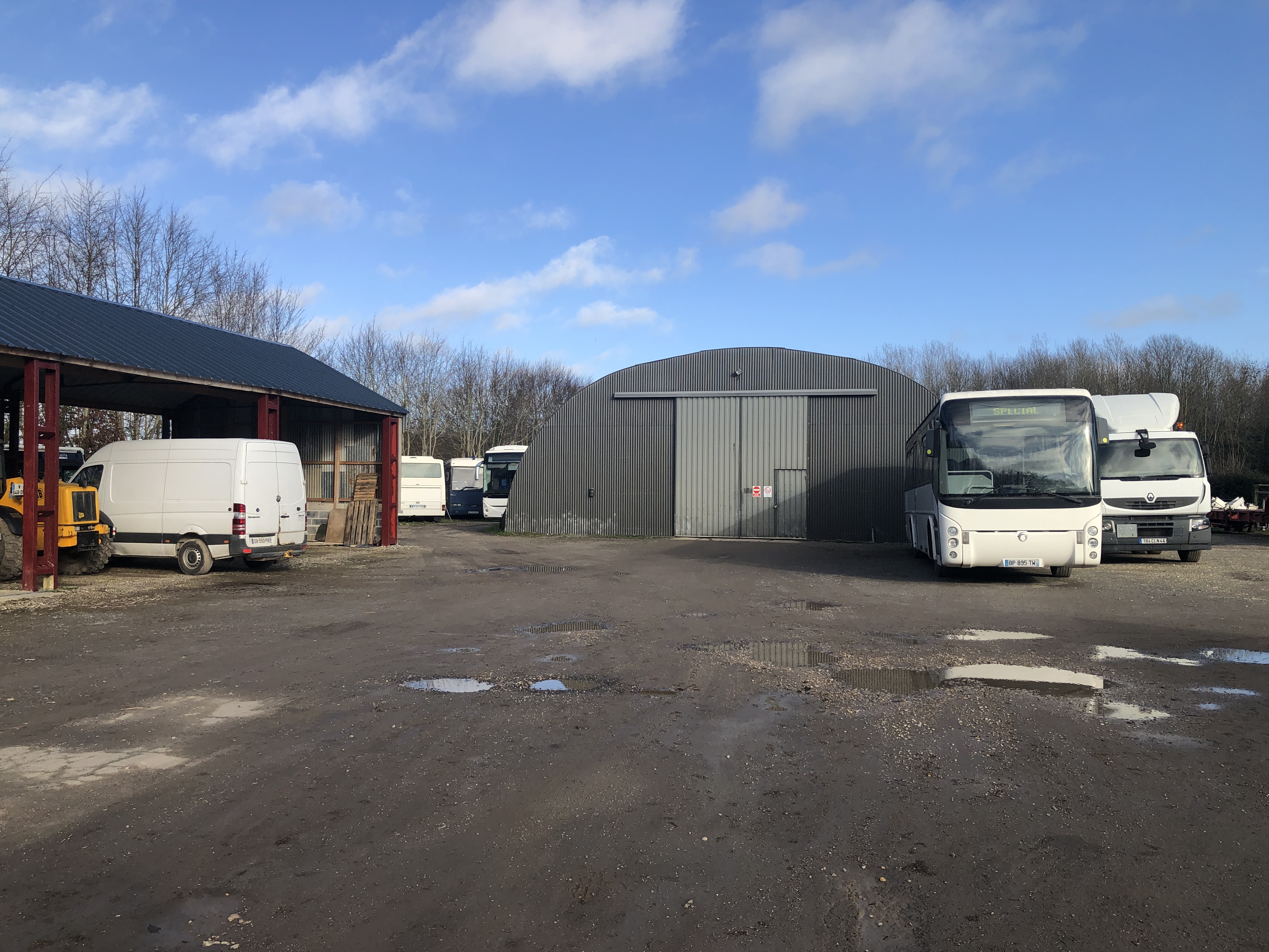 Fond de commerce Garage poids lourd et autocar , CA 1.2 KF  , Bonne rentabilité , a faire evoluer , clients en France et à l étranger , a vendre cause retraite .
Terrain+ batiments en location ,  4 salariés , disponible .