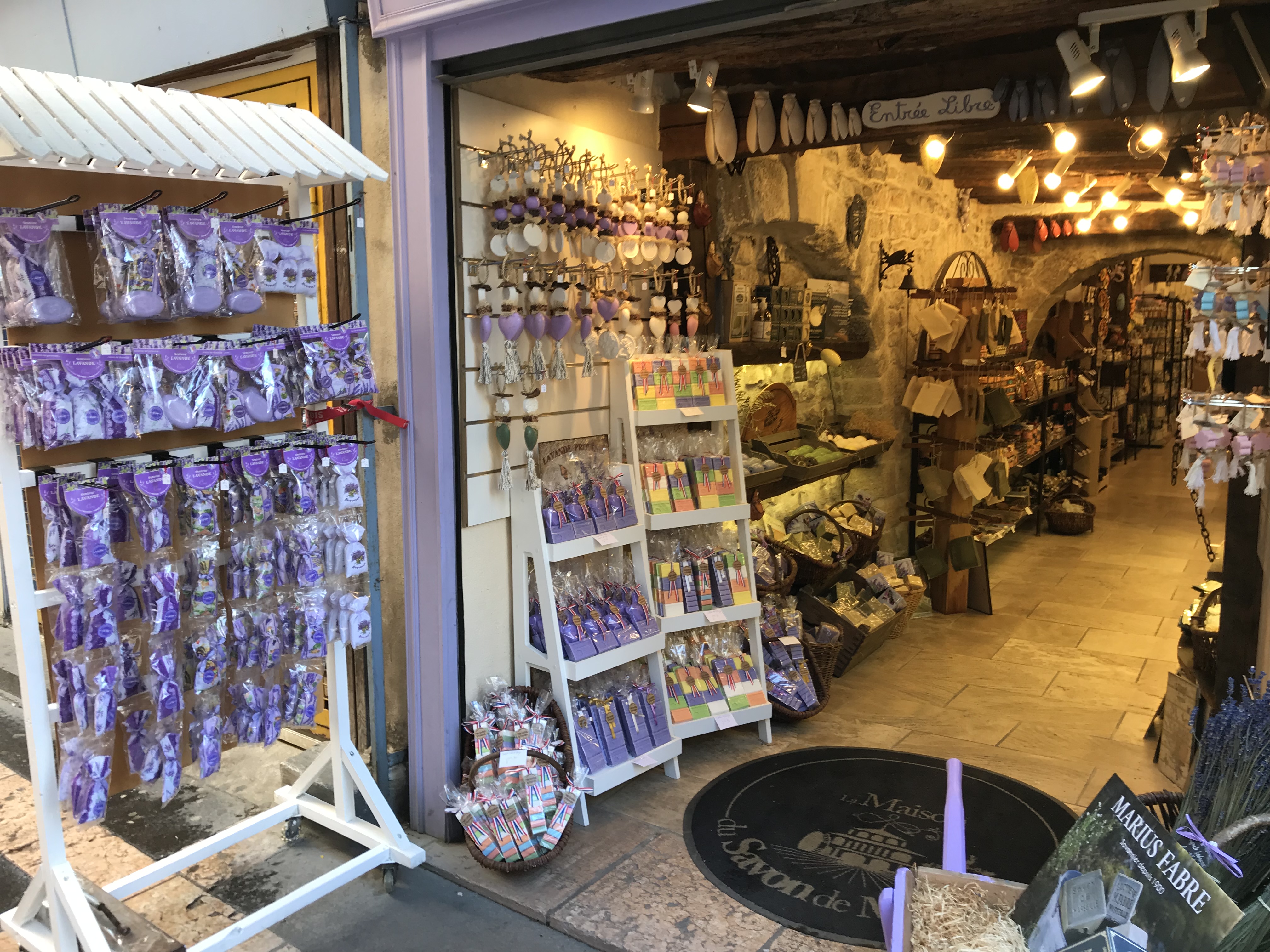 Magnifique boutique de produits régionaux très typique, en activité depuis plus de 30 ans, située à Apt, au cœur du Luberon, en Provence.
Nous proposons un grand choix de spécialités en épicerie fine, de la décoration, mais aussi des senteurs, parfums d’intérieur, bougies, avec un espace savonnerie de 25 m2 dédié à la cosmétique et aux soins du corps. Des produits de renoms gage de qualité, tels que Durance, Marius Fabre, Le fer à cheval, les délices du Luberon mais aussi des produits de petites productions artisanales, répondant aux attentes d’une clientèle locale et touristique fidélisée depuis de nombreuses années.
 
Très bel emplacement Porte de Saignon à l’entrée de la rue piétonne de la ville, à 50 m du parking principal. Surface de vente 50 M2, réserve à l’étage de 40m2 avec point d’eau, grenier à rénover au deuxième étage. (Les étages ne sont pas habitables)
 
Vente Murs et Fonds de commerce indissociables
PRIX fonds de commerce 80 000 € (Hors stock) 
Prix des murs : 110 000 €