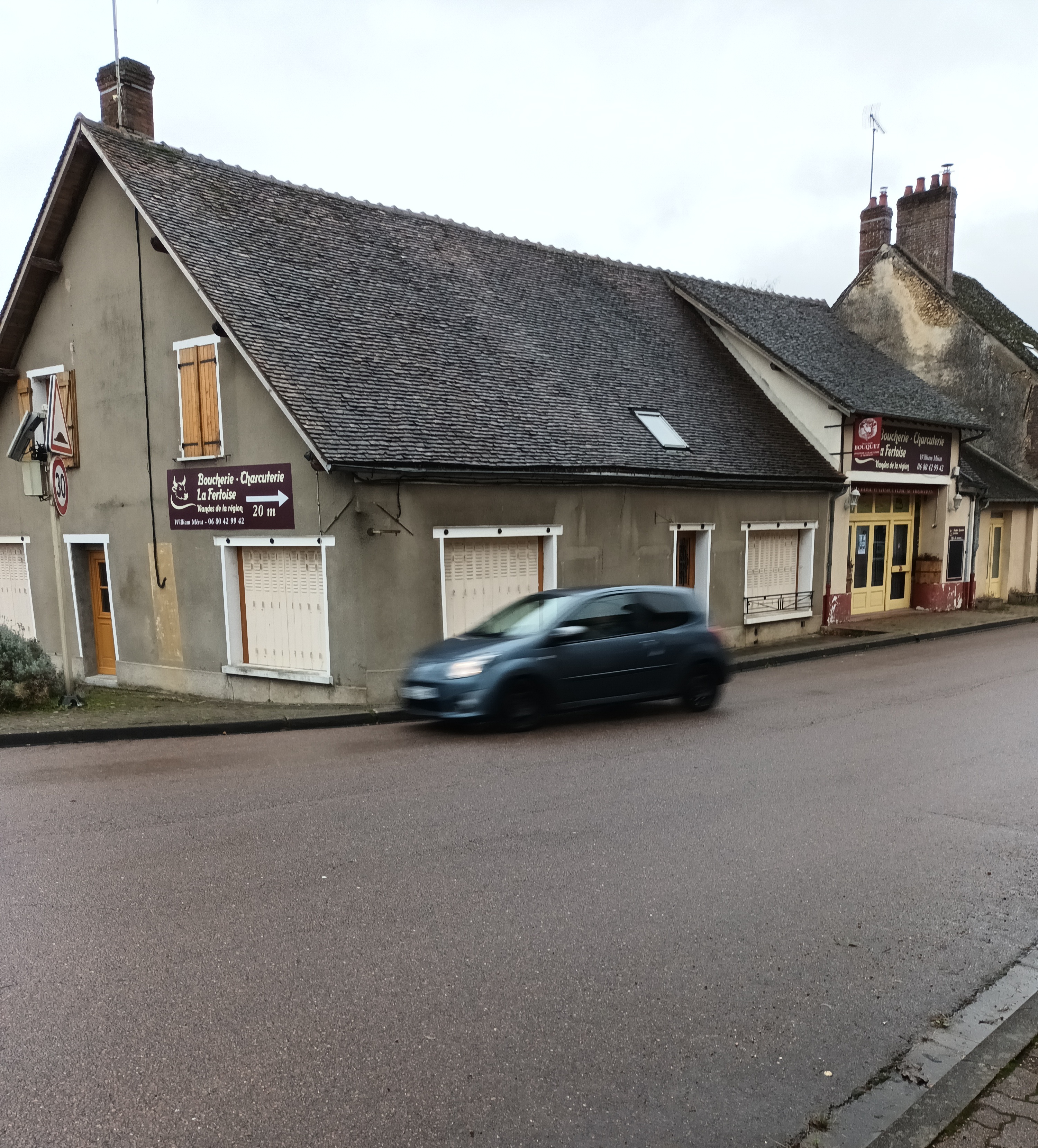 Présentation du village :
La Ferté Loupière, un pittoresque village de Puisaye (89 Yonne) possédant de nombreux atouts : 
-	A moins de 150 km de Paris, elle est située à quelques km d’un échangeur de l’autoroute A6. Elle est de ce fait la porte d’entrée nord de la Puisaye, région touristique. Ainsi, la départementale D3 qui la traverse (axe N/S) a un trafic assez dense avec des variations saisonnières et quotidiennes. La départementale D145 (axe E/O) est un peu moins fréquentée mais très régulièrement.
-	 28% des habitations sont des résidences secondaires. L’activité des week-ends et vacances en est largement augmentée. 
-	Son école – maternelle et primaire- accueille les enfants du village et des communes avoisinantes
-	Son église, classée car possédant une peinture murale exceptionnelle, attire des touristes de toute l’Europe.
-	Sa vie culturelle est enrichie par le dynamisme des associations (galerie d’art, manifestations populaires régulières, randonnées, …)
-	Son activité économique est variée : 6 commerces, des entreprises de bâtiments et travaux publics, un médecin, un cabinet d’infirmier, …  et, ce qui est aussi sa fierté, une agriculture diversifiée. 
Notre petite commune (près de 540 habitants) par sa position, son histoire et son dynamisme attire et rayonne. 
Présentation du commerce :
Jusqu’à l’automne 2020, nous avions un boucher passionné par son métier et qui avait su faire de son commerce une référence. Il savait choisir ses bêtes dans les alentours et veiller à un abattage respectueux. Il était fier de son jambon persillé et aimait à diversifier ses recettes. Malheureusement, la maladie nous l’a pris trop rapidement.
La commune a alors eu l’opportunité de racheter les murs de son commerce florissant. Puis, peut-être de manière précipitée, la boucherie a été louée à un boucher qui n’a pas fait preuve de sérieux. Finalement, cet été, il a donné son congé.
Les élus ont relevé leurs manches et accompli un important nettoyage des locaux.
La boutique est de nouveau accessible à la location. Elle se compose d’un magasin équipé, d’un laboratoire adjacent à équiper et de chambres froides. Des espaces donnant sur la cour intérieure peuvent être intégrés au bail. 
Le bail commercial pourra être associé à la location d’un logement indépendant.
Les équipements professionnels, le mobilier correspondront à une création de fond qui restera à l’exploitant. 
Votre contact : 	 Mairie de la Ferté Loupière -1 place de la Mairie – 89110 La Ferté Loupière
		 03-86-73-14-87
		 mairie-la-ferte-loupiere@orange.fr