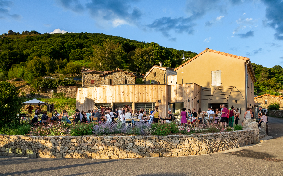 La commune de LABOULE recherche un-e gestionnaire-exploitant-e pour un bar-restaurant situé au centre du village , dans l'optique du label "bistrot de pays". Ouverture possible le 1er novembre 2024. Logement de 70m2+terrasse de 32 m2 au dessus du restaurant .
Loyer de 420€ ( logement+restaurant+licence IV). 
50 places à l'intérieur du  restaurant  .
Positionnement attendu des 4 AS : Assiette Savoureuse - Addition Sage - Ambiance Sympathique - Accueil Souriant .