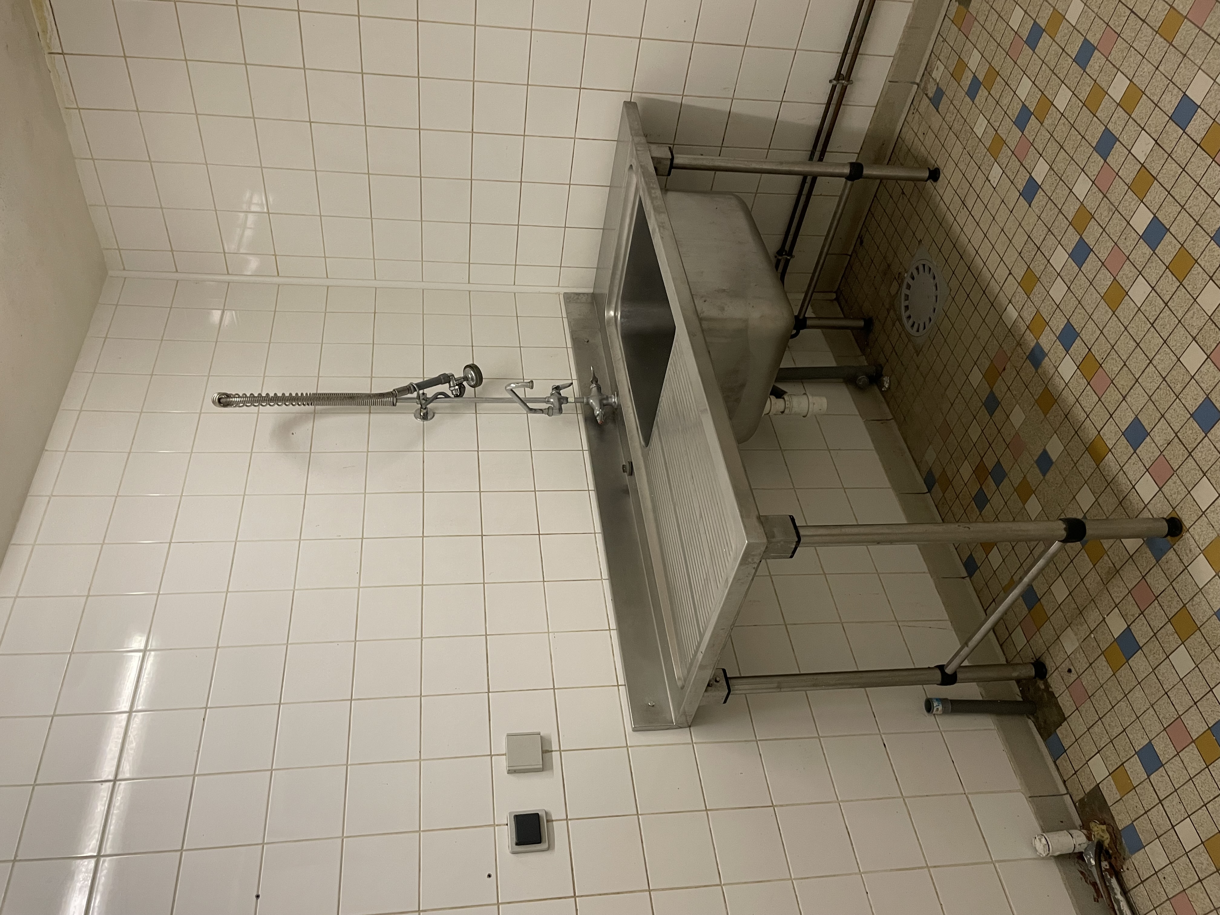 La commune de Gouvets recherche un porteur de projet pour la reprise de son commerce situé au cœur du bourg.
Ce local, a été exploité en bar–épicerie–restauration. Il constitue aujourd’hui une réelle opportunité pour redynamiser la vie locale au sein d’une commune d’environ 300 habitants.
Descriptif du bien :
• Espace commercial en rez-de-chaussée
• Mobilier existant : tables et chaises anciennes
• Prévoir matériels de cuisine (Étude en cours)
• Logement attenant à l’étage
• Emplacement central dans le village
À noter :
Le local va nécessiter des travaux de mise aux normes (sécurité, accessibilité…) pour accueillir du public selon la réglementation en vigueur.
La commune est prête à accompagner le porteur du projet à partir d’un budget réaliste et d’une viabilité financière. En fonction de la nature de l’activité proposée et du projet du candidat, la mairie peut s’engager à réaliser des travaux
Profil recherché :
Nous recherchons une personne motivée, avec un projet solide contribuant à la dynamique et au lien social du territoire (commerce multi-services, bar, petite restauration, épicerie ou autre activité pertinente).
Conditions :
Les modalités (loyer, travaux, accompagnement…) seront définies en concertation avec le porteur de projet.
Candidature :
Merci d’adresser votre projet à la mairie.
Pour toute information complémentaire, vous pouvez contacter la mairie.
Nous serons attentifs à toute initiative permettant de recréer un lieu de vie convivial et essentiel pour la commune.