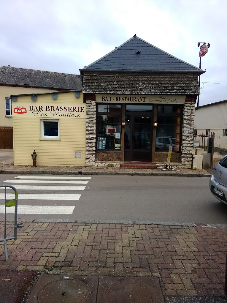 En centre-bourg de La Barre-en-Ouche sur la commune nouvelle du Mesnil en Ouche, un village dynamique et accueillant situé entre Bernay, L’Aigle et Orbec. Bénéficiez d’une zone de chalandise de +8 000 habitants. Proche des axes routiers (A28, RN13), le local est facilement accessible et dispose d’un parking gratuit à proximité.
La Barre-en-Ouche, un village entre tradition et modernité est équipé d’un supermarché, deux boulangeries, pharmacie médecin ; école, collège. 
Local de 150 m² en plein centre-bourg, avec son espace bar, sa salle de restauration, sa cuisine équipée et ses réserves pratiques. À l’étage, deux grandes pièces rénovées vous attendent pour y installer bureau et espace détente, tandis que le parking gratuit à proximité facilite l’accès à votre future clientèle. 
La Foncière de Normandie, Société d’économie mixte, recherche un exploitant passionné, idéalement un couple expérimenté en restauration, capable de redonner vie à ce lieu et d’en faire un espace de rencontre, de partage et de gourmandise. 
Une étude de marché est déjà disponible pour vous guider, Alors, si l’aventure vous tente, si vous souhaitez allier travail et qualité de vie dans un cadre préservé, envoyez-nous votre candidature et venez écrire une nouvelle page de l’histoire de La Barre-en-Ouche.