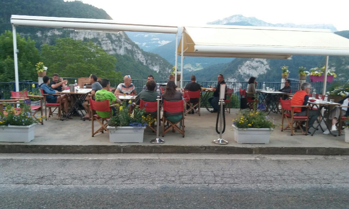 Petit auberge dans un village de montagne très touristique, au centre du massif de la Chartreuse en Savoie comprenant :
- une cuisine de restauration neuve
- Une salle de restauration pouvant accueillir 20 personnes
- une terrasse dominant les gorges du Frou, avec une vue magnifique