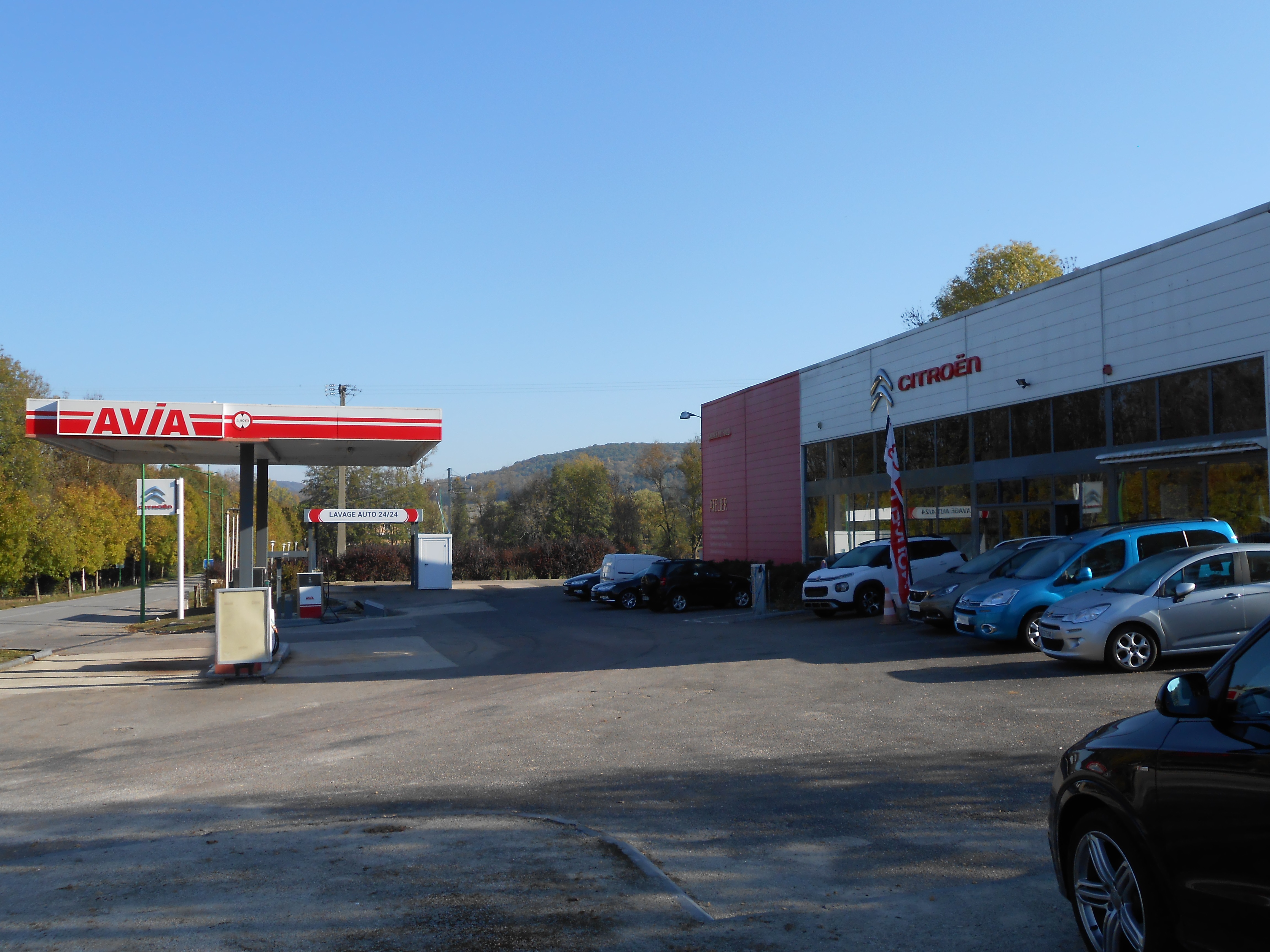 Garage Automobile ,vente cause retraite, dans une commune de station thermale d'environ 2500 habitants + saisonniers, réparateur agréé CITROËN propose ses services d'entretien ,de réparation,de carrosserie peinture mais également la vente de véhicules neuf et d'occasion,vente de Carburants (station AVIA 24/24) , lavage auto libre service 2 pistes 24/24.
Sur un terrain de 6330 M2
Surface bâtie de 720 m² dont 630 m² d'atelier et 120m² de hall d'expo et bureaux..