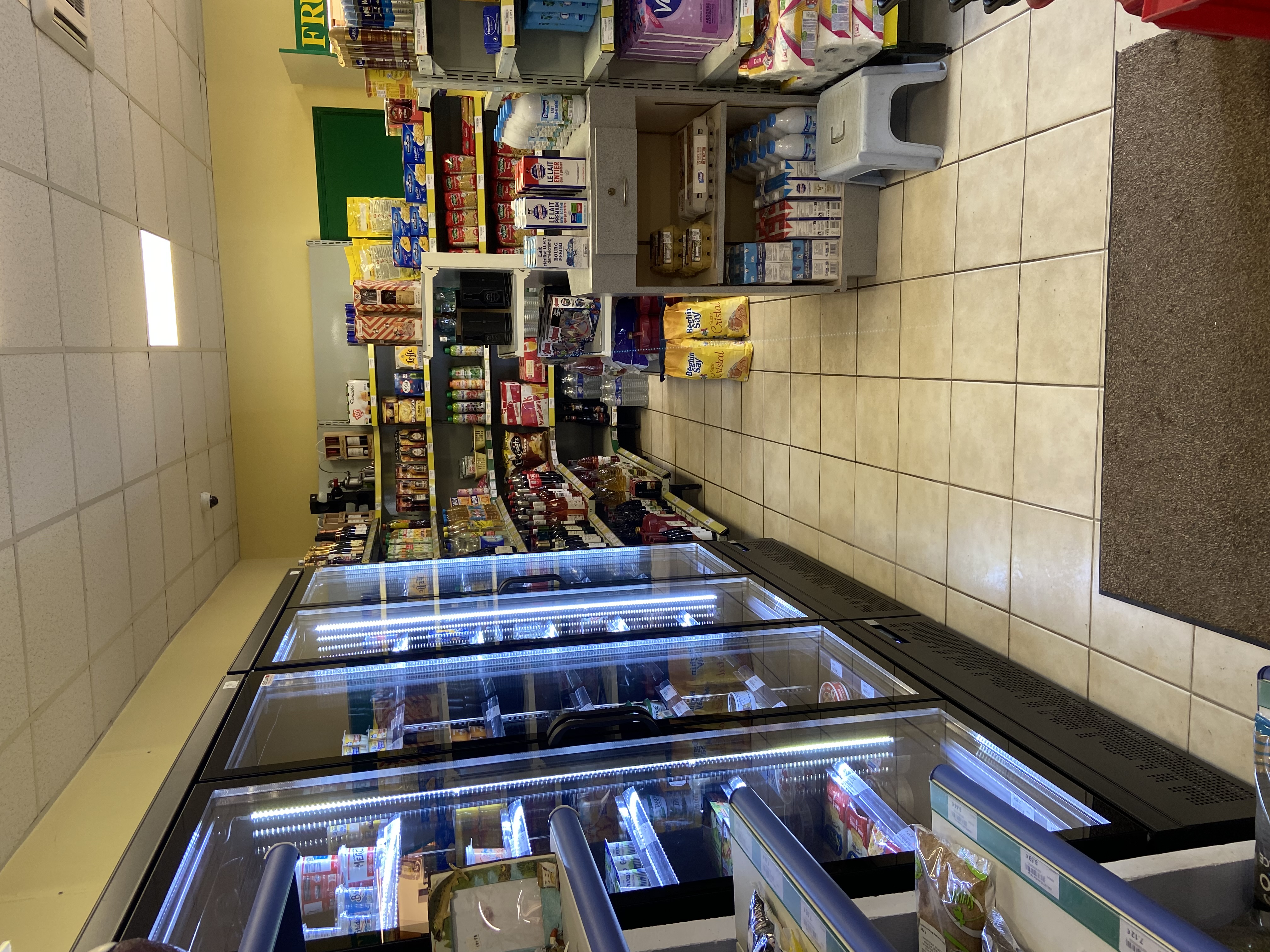 Après plus de 26 ans de métier dans la profession de Buraliste, je souhaite maintenant prendre du repos bien mérité et partir à la retraite ! 
Cet établissement aux multiples services, avec sa fidèle clientèle, le rend incontournable et indispensable à la vie locale et alentours. 
Pour ce faire, je vends mon fond de commerce : 
Tabac, Presse, F.D.J. (Jeux de tirage et grattage), Alimentation générale, Cadeaux, Articles de pêche, Bijoux, Montres, Papeterie, Librairie, Carterie, Relais colis etc… 
Emplacement de qualité, pas de difficultés de stationnement car grands parkings GRATUITS, ainsi que des commerces de proximité (Maison de santé, Pharmacie, Banque, Poste, Boulangerie, Fleuriste, Coiffeurs, Garages, Pompes à essence, magasin d’électroménager, Restaurant, etc…), sans oublier notre Ecole primaire et un point pour Camping Car.
Ce commerce est situé au sud du département du Cher, au plein cœur du Centre de la France, sur un axe routier Montluçon/Châteauroux, et à 25 kms environ l’autoroute A71.
Ville touristique avec son Château (classé monument historique au début du XXe siècle et classé pour ses murs et ses toits en Juin 1956), ses ponts, son viaduc et sans oublier à 5 kms, une base nautique avec plage et accrobranche.
Donc, n’attendez plus pour venir travailler et vous ressourcer dans notre belle région du Berry !
Mode de chauffage avec climatisation réversible. 
Accès handicapés aux normes. 
Surface commerciale d'environ 100 m². 
Prix de vente : 165.000 €
Chiffre d’affaire H.T.: 195.713 € (dont commissions : 95.212 €)
E.B.E. : 64.364 €
Affaire pouvant encore être développée…
Le bail commercial sera neuf avec un loyer de 500 € /mois ou possibilité d’achat des murs