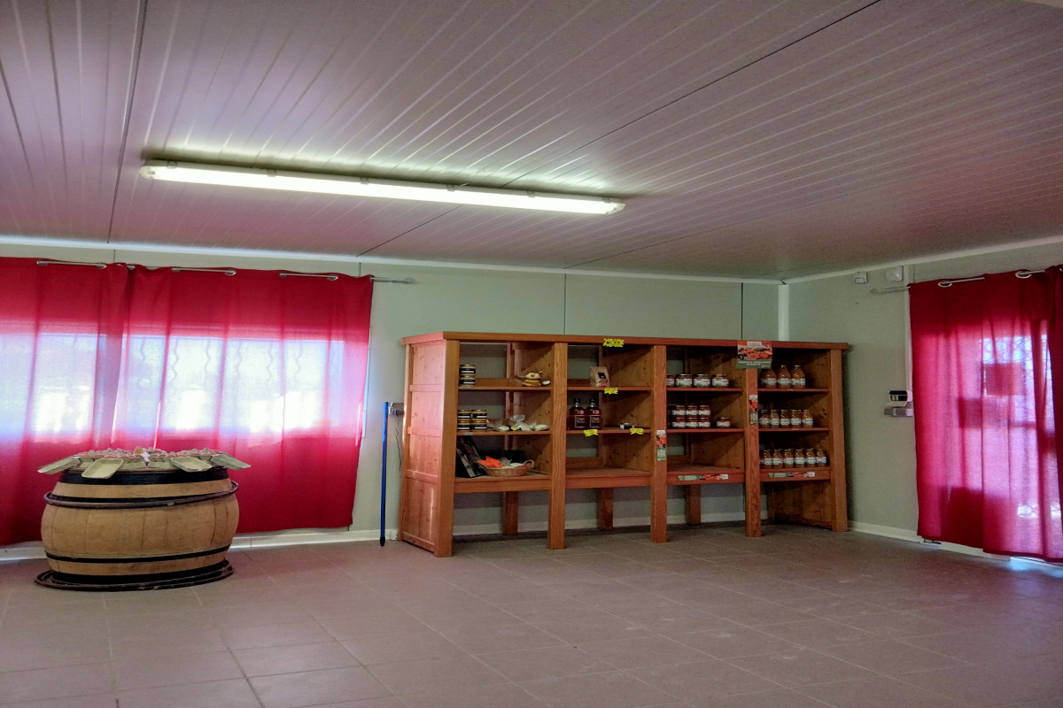 A vendre fond de commerce. Bien situé sur rond point . Grand parking ... Beaucoup de passage ..