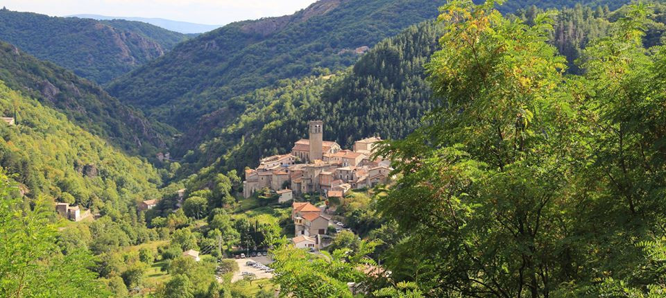 Le village ou vécut Jean Ferrat (Antraigues Ardèche) recherche un ou deux médecins.