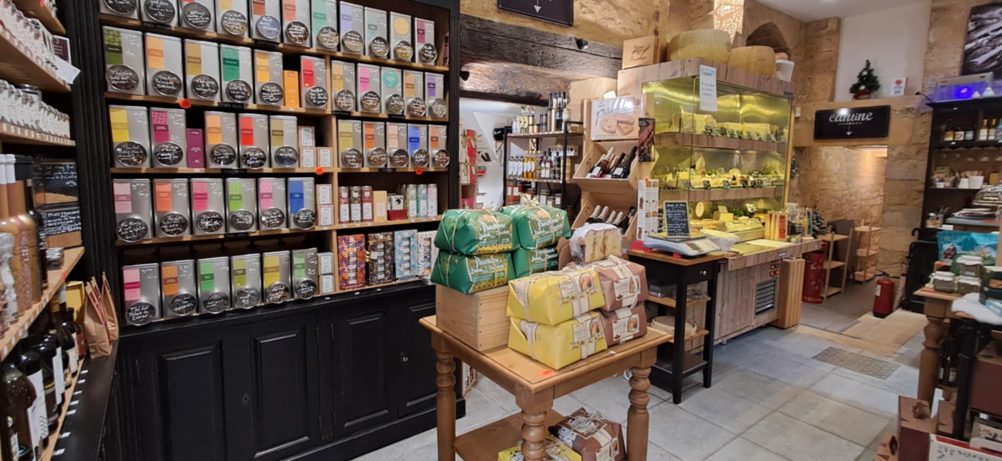 Situé au coeur du centre historique de Sarlat, capitale du Périgord noir, ce fonds de commerce est spécialisé dans la vente de produits d'épicerie fine et de produits régionaux.
Il possède également un rayon frais avec des fromages et charcuteries à la coupe, un espace arts de la table/cadeaux/décoration et une petite restauration sur place ou à emporter.
8 ans d'existence - Clientèle locale fidèle et clientèle touristique. Très bonne renommée. Commerce reconnu pour la qualité et la diversité de ses produits
CA 2025 : 159 000 K€ - Effectif équivalent temps plein sur une année = 1,2.
Activité ouverte à l’année avec pics saisonniers en périodes touristiques (vacances scolaires, jours fériés et été) et pendant les fêtes de fin d’année.
Local commercial de 103m2 en surface au sol (86m2 en loi Carrez), rénové en 2017, chaleureusement agencé et réparti en plusieurs univers.