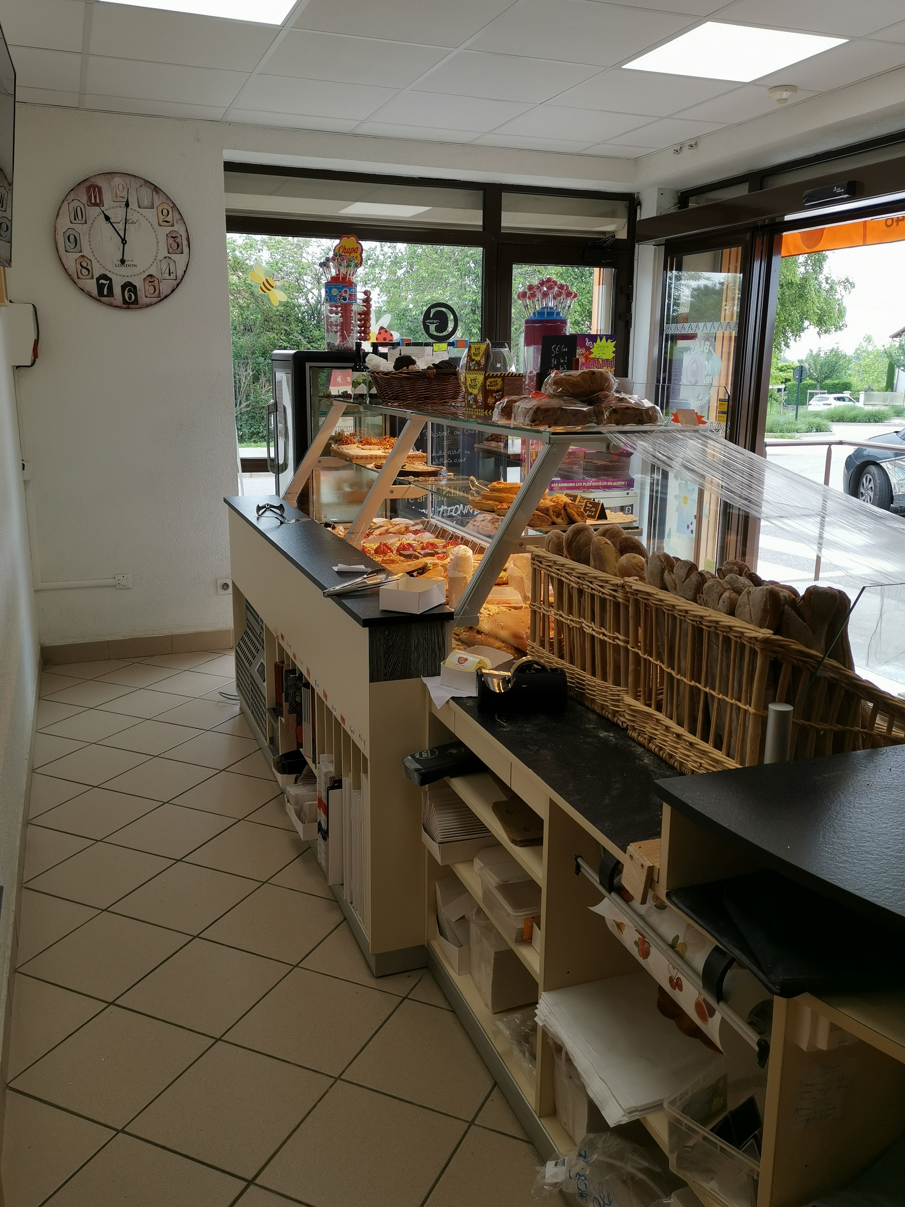 A vendre fonds de boulangerie-patisserie actuellement exploité en magasin dépôt. (Fabrication artisanale sur un autre site de production)
Affaire à développer (axe secondaire avec bcp de passage)et matériel en partie à réagencer .(petrin, four etc..)
Devis effectué à 50000 euros  en matériel occasion.
Ca : 148000 euros. 
Prix de vente 35000euros.