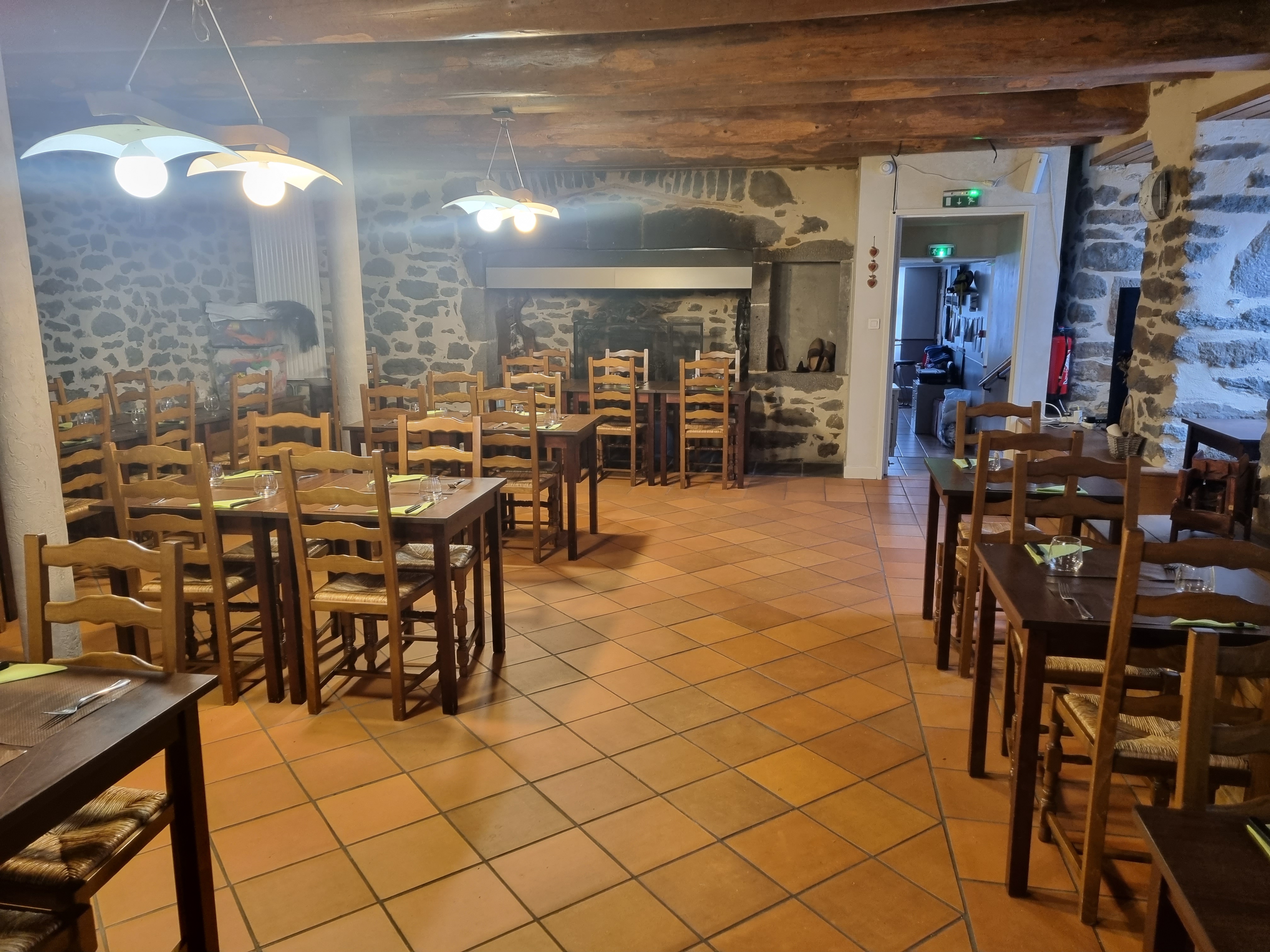 Les fontilles est un Ancien corps de ferme rénovée 
Située à coltines,à 10km de l A75,et à 15km de Saint flour,nombreux partenariats avec les activités environnantes.a proximité de la station du lioran
Dotés  de 6 chambres dont une pour les personnes à mobilité réduite. D une Grande salle de restaurant et d un bar
Je suis obligé de vendre pour des raisons de santé