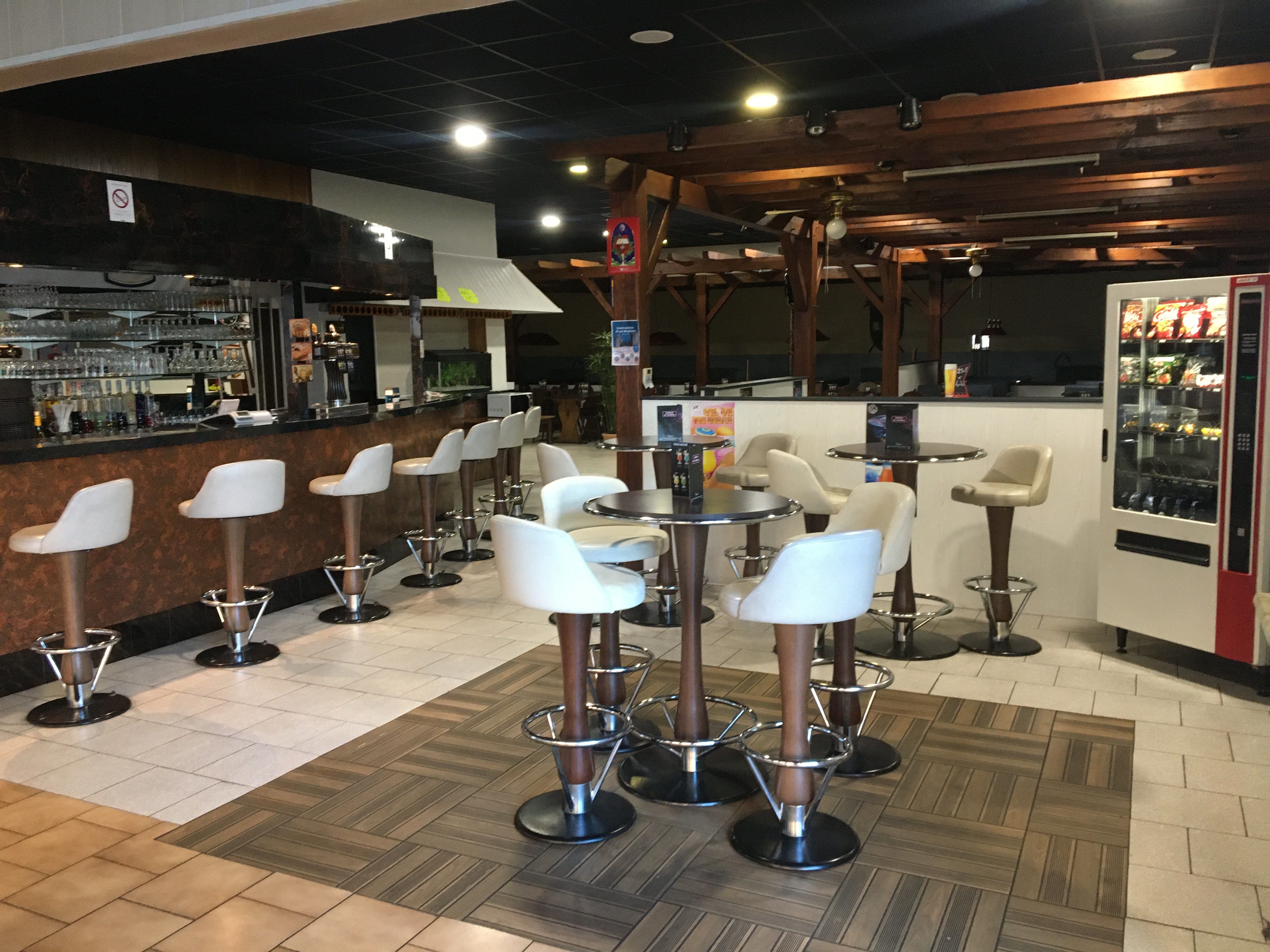 A saisir pour cause de retraite très bel établissement .
Bar , restauration , salle de billards Anglais .
Affaire tenue depuis 31 ans .
Vente du fond de commerce ainsi que des murs  avec logement de 114m2 .
N'hésitez pas à me contacter pour plus de renseignements .