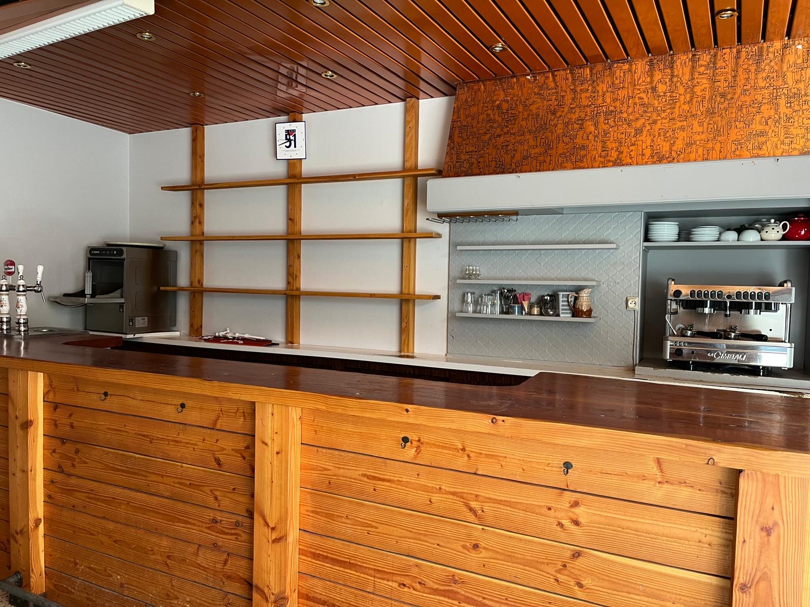 Bar Restaurant sur la Nationale 7 avec 2 terrasses (cour et bord de route)
80 couverts