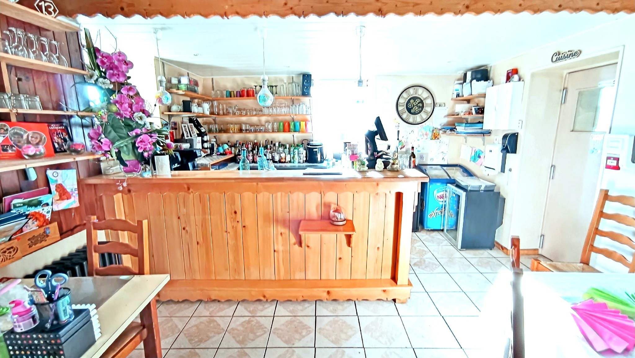 PROCHE DE GERARDMER Fonds de commerce de Bar, Restaurant situé au cœur du village du Tholy.

Salle de 28 couverts, modulable, Bar de 14 places, cuisine, réserve, etc...

Une terrasse de 24 places avec vue panoramique sur la vallée.
Parking gratuit en face du commerce.
Logement de 3 pièces attenant, vous permettant de profiter pleinement de la vie du village.

Commerces et services à proximité : Bureau de poste, école maternelle, primaire et collège facilitent la vie quotidienne.

Potentiel de développement : Population de 1536 habitants, clientèle de passage et villégiature ( locations saisonnières ), cascades de TENDON toutes proches.

URGENT vendu cause maladie. Prix négociable.