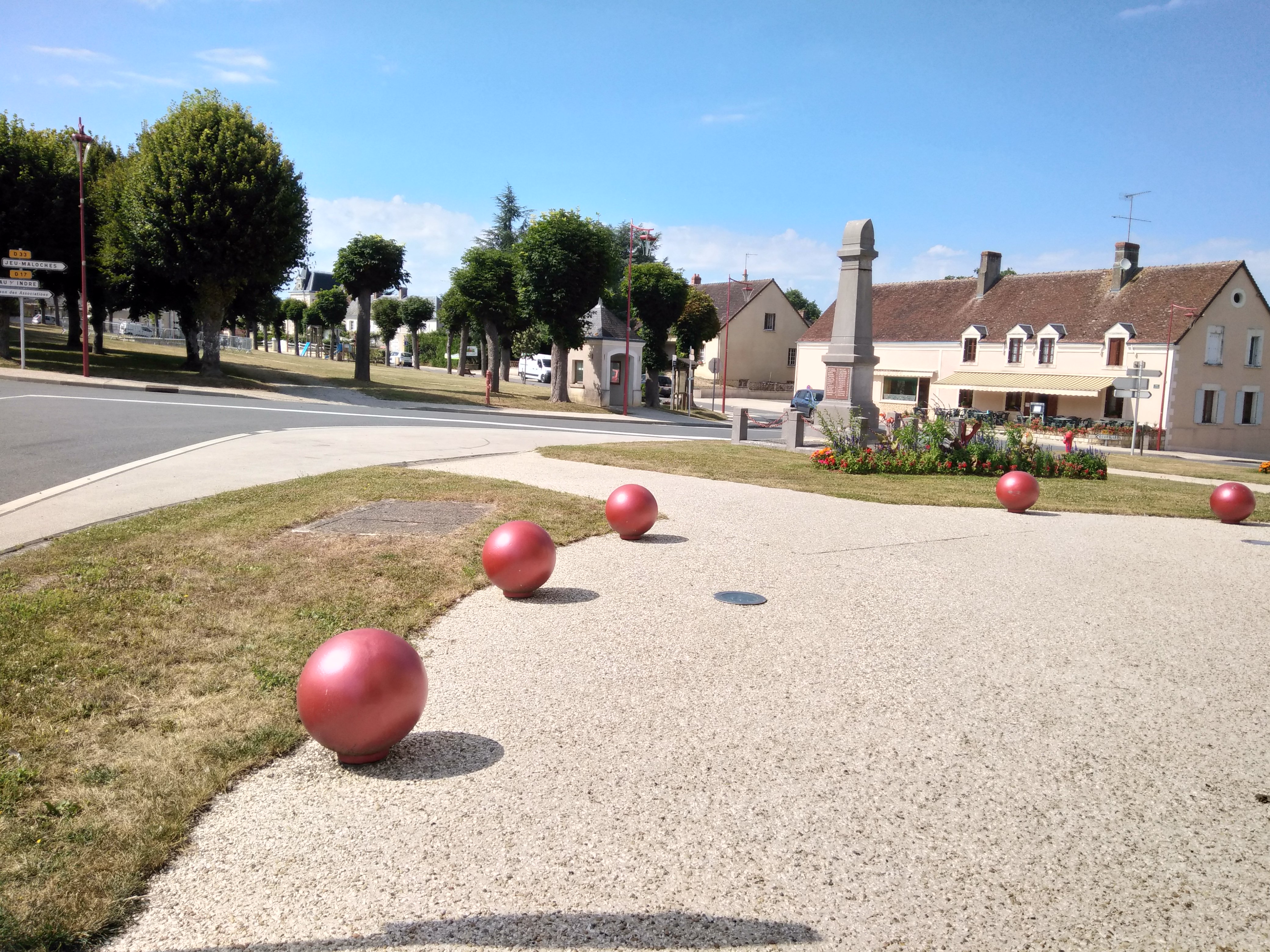 Reprise d'un local commercial d'une surface d'environ 350 m²suite à cessation d'activité pour cause de retraite (anciennement hôtel restaurant)après 32 ans d'activité. Peu convenir pour un commerce multi-services.