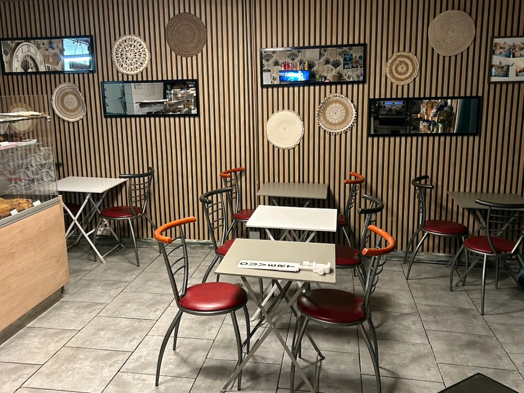 Dans le cadre magnifique de la commune de Bourdeilles (800 habitants), Boulangerie-pâtisserie à reprendre mi-septembre. Four à bois. L'ensemble du mobilier et du matériel est à vendre.
Location comprenant commerce au rez-de-chaussée et logement au premier étage.
Contact vendeur : 06 76 98 63 11