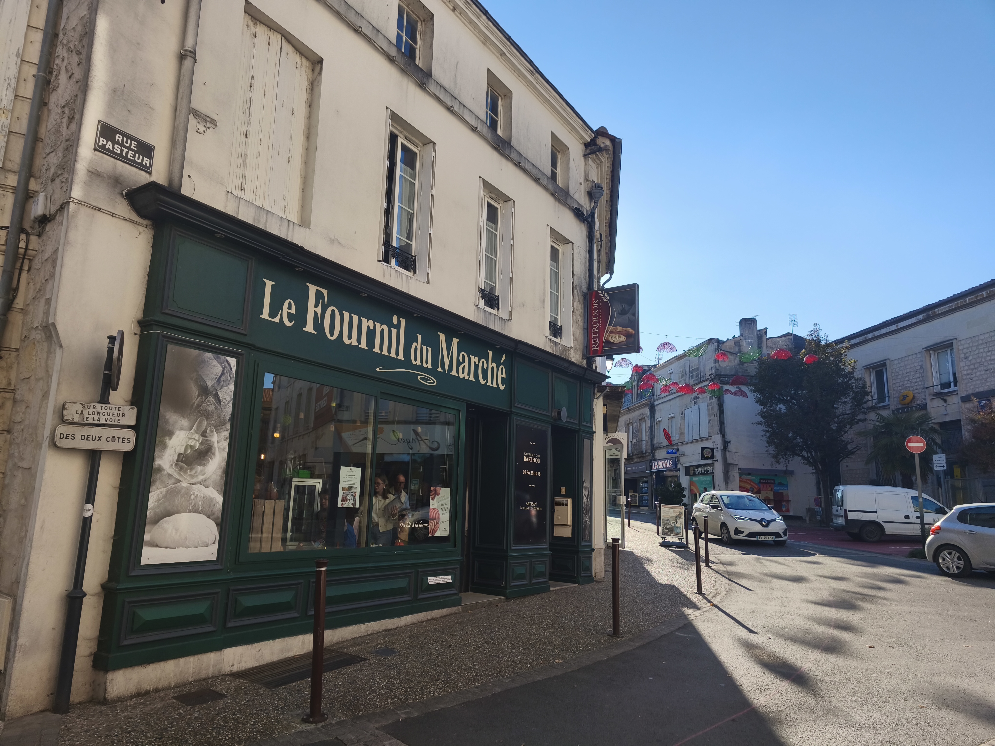 A vendre Charmante boulangerie dans un village médiéval proche de l océan 
- chiffre d affaire stable et attractif
- locaux et matériels bon état 
- four 10 ans entretenu 
- activité constante toute l année 
- logement attenant 
- possibilité d' achat des murs