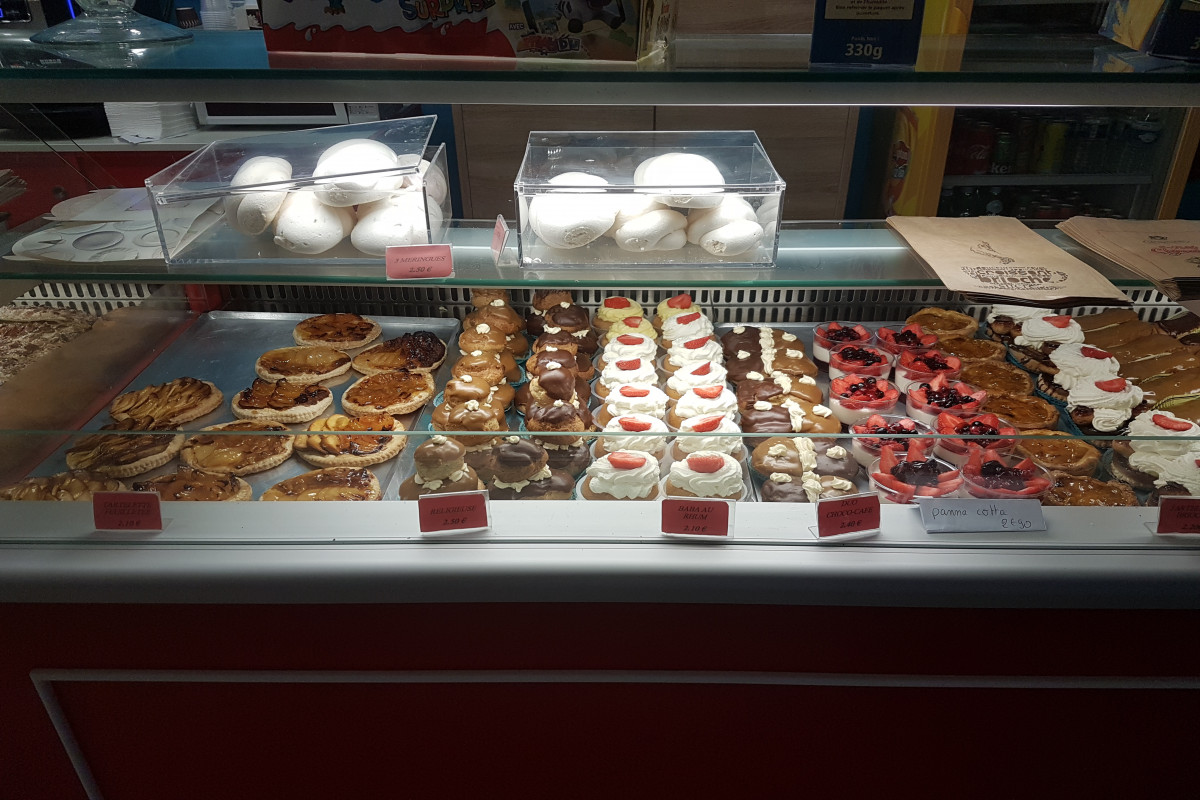 a vendre boulangerie patisserie, 300 m2, erffectif  de 4 pers, tout boutique, aux normes handicapes et materiel recent. Boulangerie crée en 2013, chiffre d'affaire en augmentation chaque année. chiffre d'affaire 380 000 euros.
loyer 1800 euros HT, murs a vendre 230000 euros