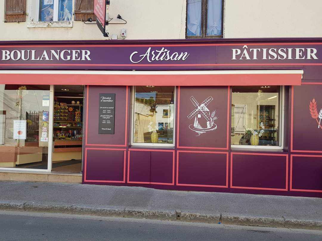 Boulangerie-pâtisserie à vendre à Mouy avec clientèle fidèle et chiffre d'affaires stable d'environ 295 000 €. Local commercial de 150 m², bien situé et agencé pour une exploitation immédiate.

Le bien inclut un logement de 100 m² avec 5 chambres, salon, cuisine équipée, salle de bain et toilettes, idéal pour une famille.

Une opportunité idéale pour un professionnel souhaitant s'établir dans la région avec un loyer de 2 000€ par mois.