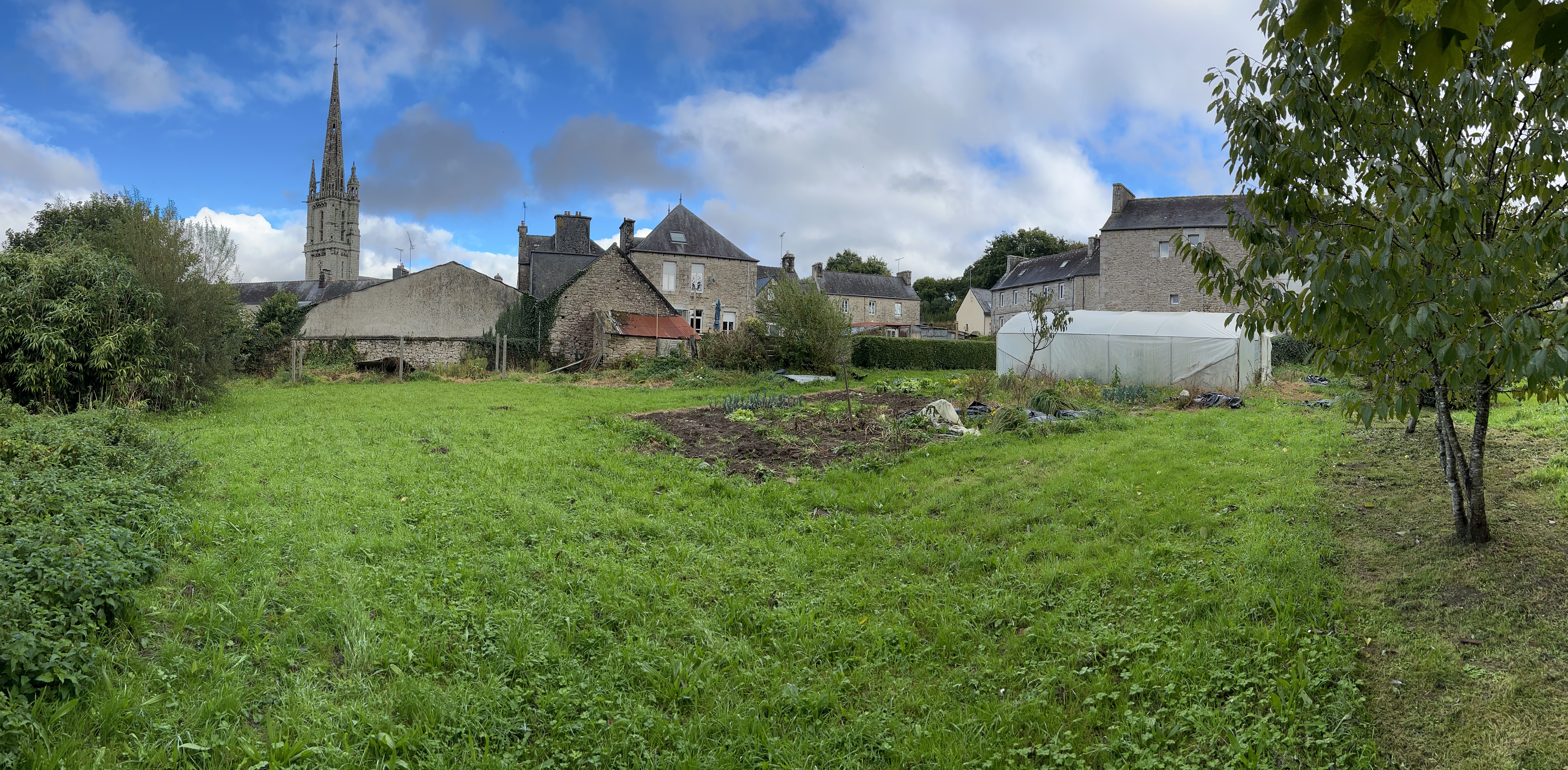 Belle affaire bénéficiant d'un emplacement central au cœur d'une commune de 1000 habitants. Belle visibilité, clientèle régulière, axe principal : forêt de Beffou (champignons), Carnoët (Vallée des Saints), proximité RN12 (voie express). A égale distance (25 min) de Guingamp, Lannion, Morlaix, Carhaix. 
Plages à 20 min, proximité gare et aéroport, 3h de Paris. 

Idéal pour une personne, possibilité de développer la partie restauration, cuisine professionnelle récente. 
Commerces et services sur la commune : médecin, infirmières, kinés, pharmacie, boulangerie, boucherie, épicerie, marché le vendredi matin, Ephad, école, bureau de poste

Etablissement de 250m² sur un terrain de 1918m². 
Grand appartement en duplex entièrement rénové, 2 belles tersasses, 2 caves, 1 puit, 2 allées de boules, rivière, cuisine professionnelle, hangar 90m², toiture récente (crochet inox), chauffage fuel, tout à l'égout. 
Etablissement lumineux, spacieux, cadre de travail accueillant et qualité de vie garantie ! 
Horaires : 8h-12h 16h-19h fermeture 1 jour et demi / semaine, fermé jours fériés. 

Vente en raison du départ en retraite de la gérante.
CA annuel de plus de 450 000€
Rentabilité assurée
Prix : 240 000€ Fonds + murs
Bilan énergétique : B (164) C(53)
Plus d'informations par téléphone ou mail, dossier photos disponibles (+ de 20 photos)