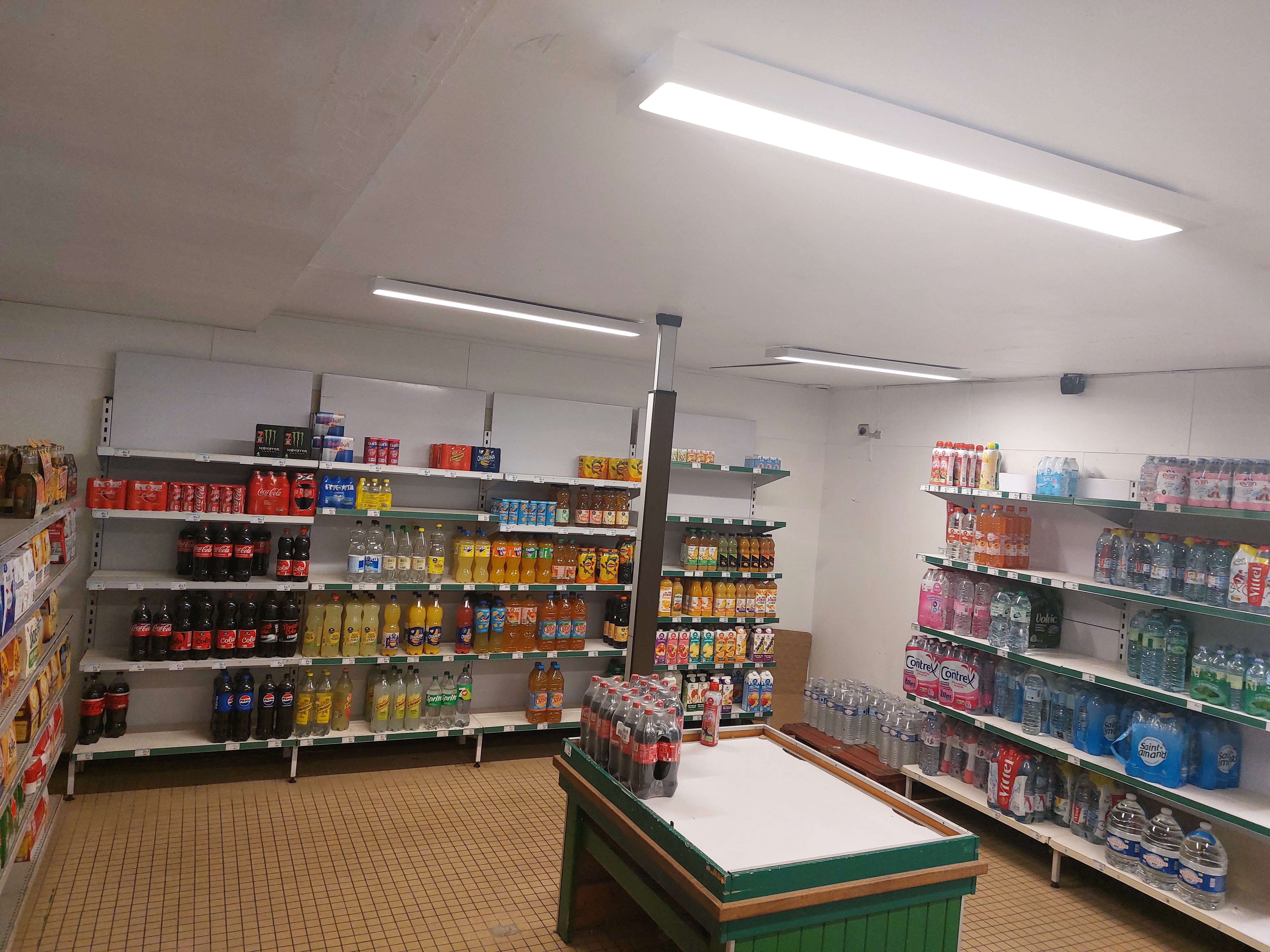 Épicerie  de 200m2 avec  logement  au dessus facile à tenir en couple tout est refais  à  neuf  il y a 2 ans pour plus de renseignements tel 07 86 07 20 65 
Cordialement  
Mr lanilis