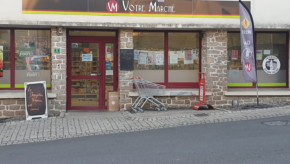 Superette de 150m2 ,située dans un joli bourg de 1500hb 
 En plus de l'épicerie ,une activité de boucherie ,charcuterie,traiteur permet une bonne rentabilité.Un rayon presse ainsi que la vente du gaz complètent l offre
.Idéal pour un couple ou 2 associés
.Clientèle fidèle a l année, dont les nombreuses associations de la commune,et une augmentation de l affluence dès le printemps .