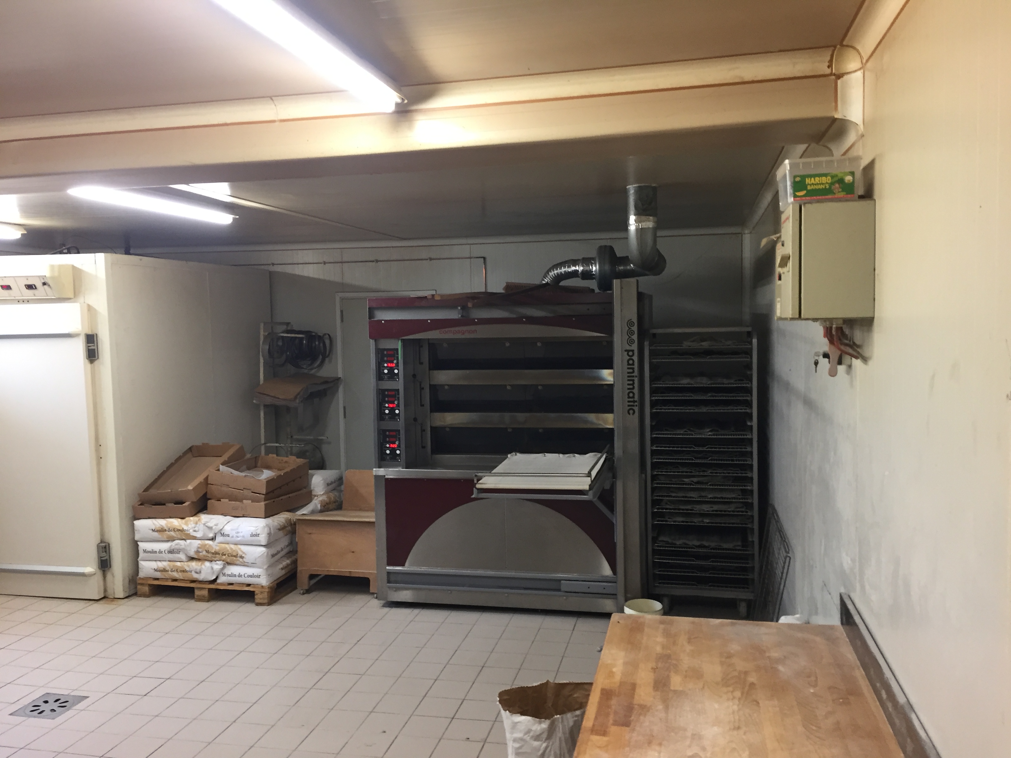 Boulangerie-pâtisserie de Planchez (58) cherche ses repreneurs
 
La boulangerie est située sur la commune de Planchez
Située au cœur du Parc Naturel Régional du Morvan, le village se situe à moins de 7 km du Lac des Settons (300 000 visiteurs). 
Informations sur la boulangerie : 
- Reprise gratuite du fonds de commerce (fonds à créer) ;
- boulangerie équipée (four, pétrin, diviseuse ronde, façonneuse, surgélateur, repose pâtons, batteur, chambre de fermentation …) permettant une ouverture rapide ; 
- Appartement F4 à l'étage 
- Loyer commerce : 350 € / mois – Loyer logement : 450 € / mois

 Planchez  : 
Commune couverte par la fibre et la téléphonie ; 
1 hôtel-restaurant (30 chambres), 1 bar-tabac-FDJ et hôtel (7 chambres), 1 boucherie, 1 garagiste auto, 1 camping, 1 agence postale communale, de nombreux artisans
Des évènementiels dont 1 convention de tatouage (tattoo), 
Pour plus de détails et organiser une visite, contactez M. Laurent LIBRERO, Maire au 03 86 78 42 03 – mairie.planchez@gmail.com 
Lien : https://www.planchez.fr/