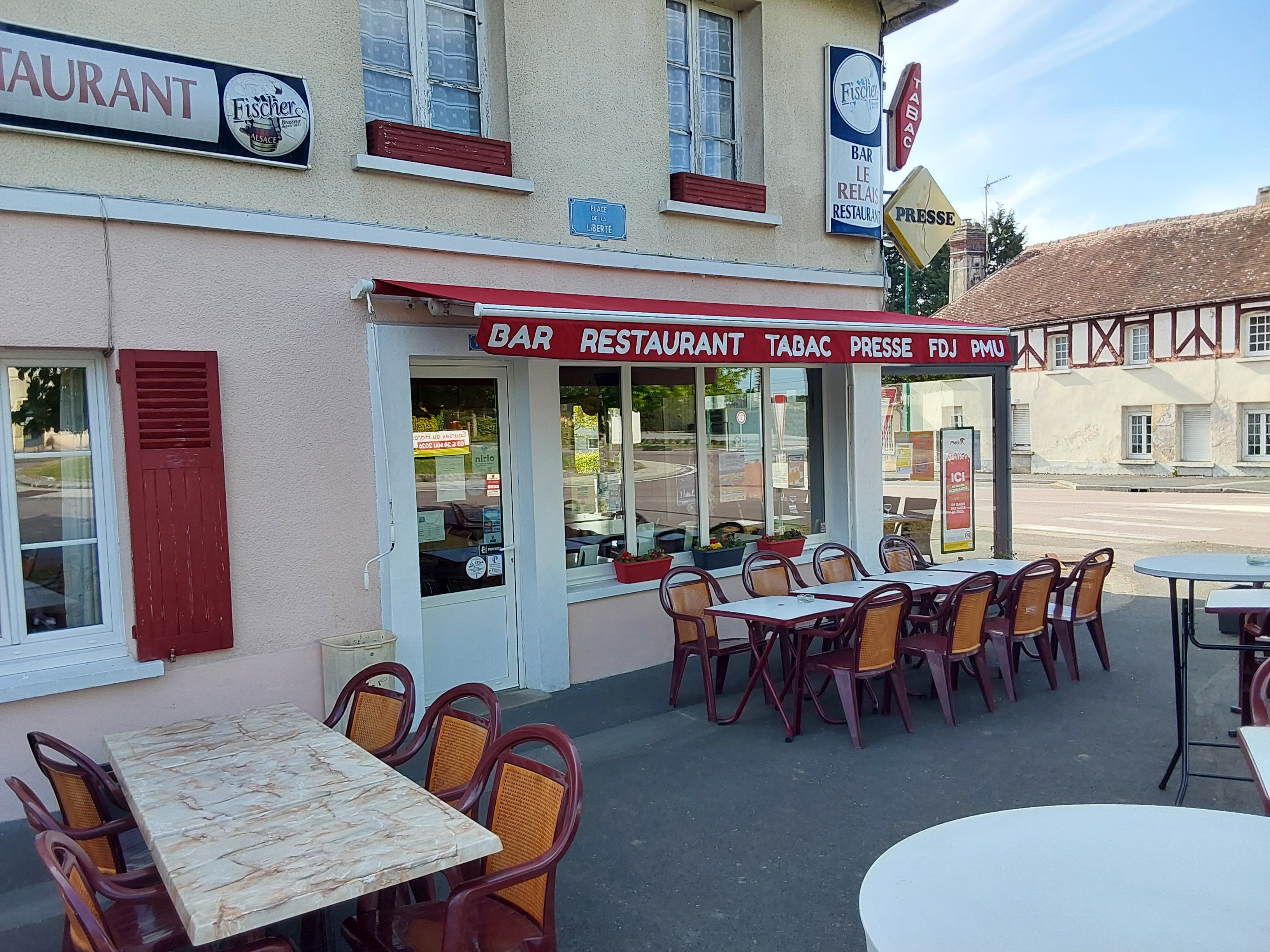 Activité  tenue et développée depuis 21 ans en commerce de proximité et multi activités. Cadre de vie agréable  Très bon emplacement no 1 avec clientèle fidèle Fort potentiel