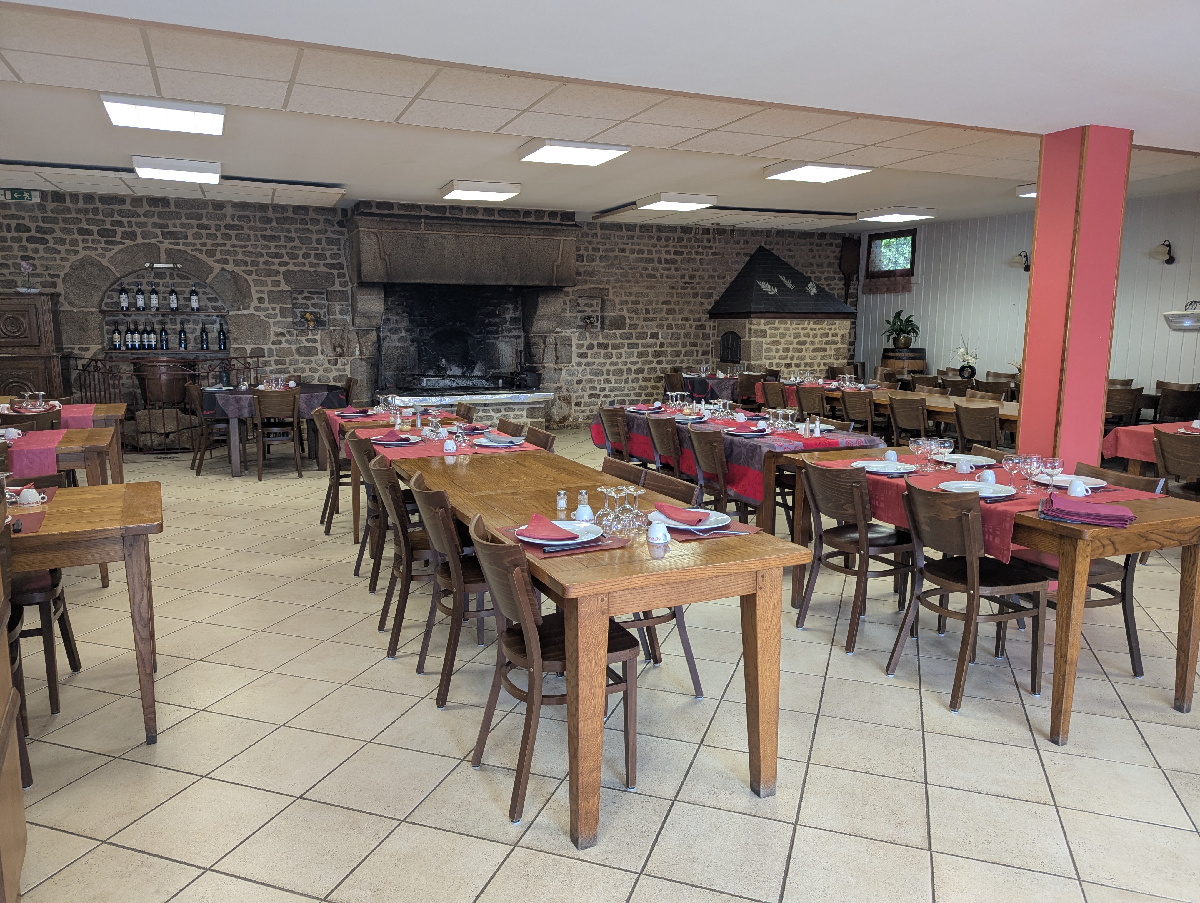 A vendre fond de commerce bar, restaurant, épicerie et multiservices (dépôt de pain, journaux, gaz...) + autres services pouvant être développés.

L'établissement comprend :

- une salle de restauration d'environ 150m2 avec cheminée pour griller et four à pain fonctionnant à l'électricité.
- une espace bar
- une activité multiservices 
- des espaces de stockage 
- chaudière fioul
- volet anti infraction 

Location des murs avec bail commercial.

Le bien comprend également une maison d'habitation de 160m2 avec 3 chambres (possibilité d'en faire 4) + garage

Établissement prêt à être exploité immédiatement 

Prix de la location 920€ l'ensemble+ 20€ d'ordures ménagères.

Pour plus d'informations ou organiser une visite, n'hésitez pas à me contacter.