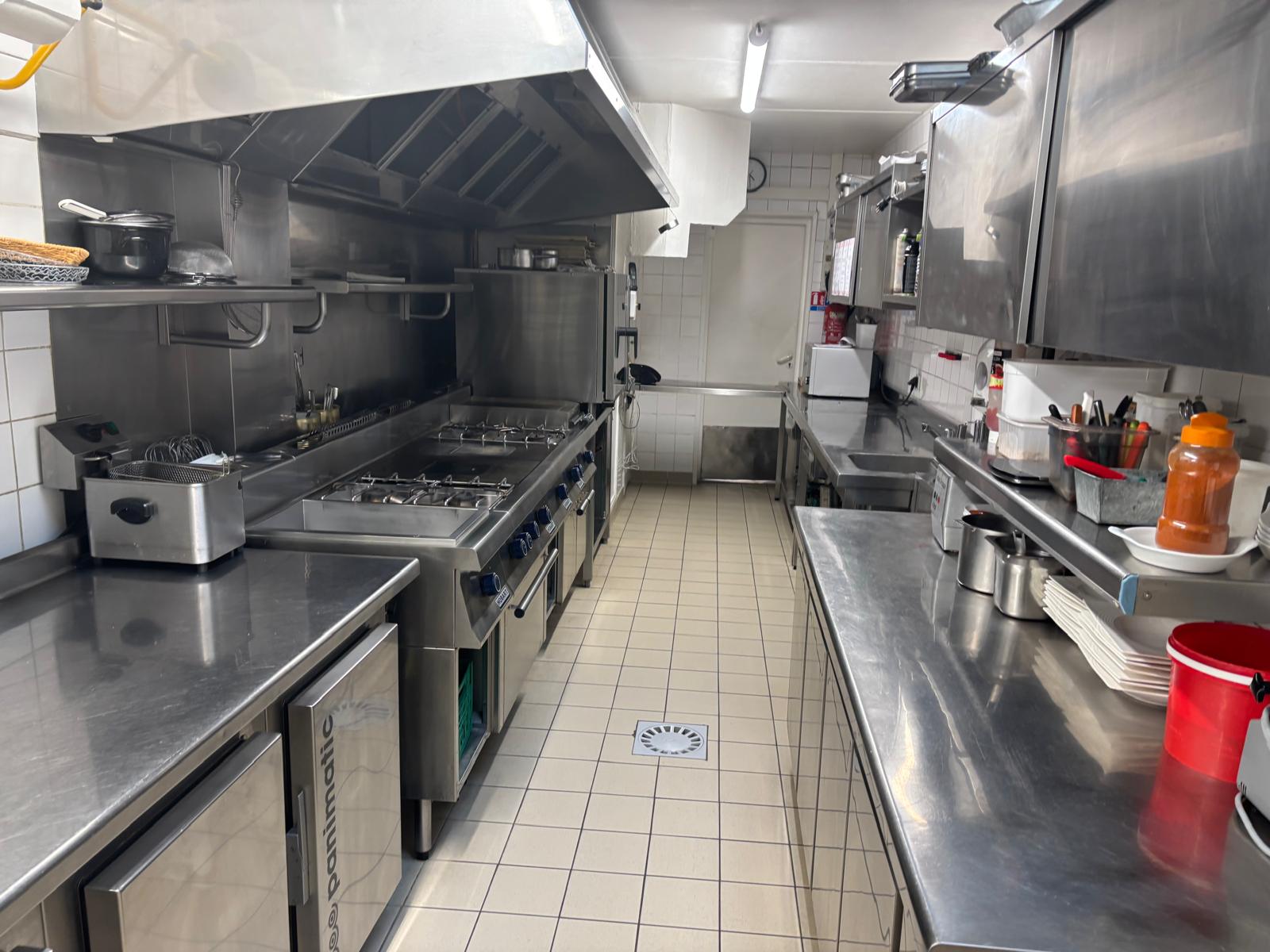 Auberge Tartarin – Duclair (76)

Idéalement située en plein centre-ville de Duclair, sur la place principale, l’Auberge Tartarin bénéficie d’un emplacement au cœur de la vallée de la Seine, entre Rouen et Le Havre, dans une commune dynamique et touristique.

Ce restaurant reconnu profite d’une excellente visibilité, d’un flux constant, d’une clientèle fidèle et d’un parking à proximité immédiate.

Capacité totale de 115 couverts :
90 couverts en intérieur répartis sur deux salles chaleureuses, complétés par une terrasse de 25 places.

Cuisine professionnelle complète, équipée en matériel Hobart, parfaitement entretenue et conforme aux normes, permettant une reprise immédiate sans investissement supplémentaire.

Logement de fonction inclus comprenant trois chambres, un bureau, une salle de bain et un salon/séjour, un atout majeur pour allier confort de vie et activité professionnelle.

Affaire saine et rentable avec un chiffre d’affaires constant et une bonne rentabilité.

Idéal pour un couple de restaurateurs ou un professionnel souhaitant s’installer dans un cadre attractif avec une activité clé en main.

Renseignements sur demande.