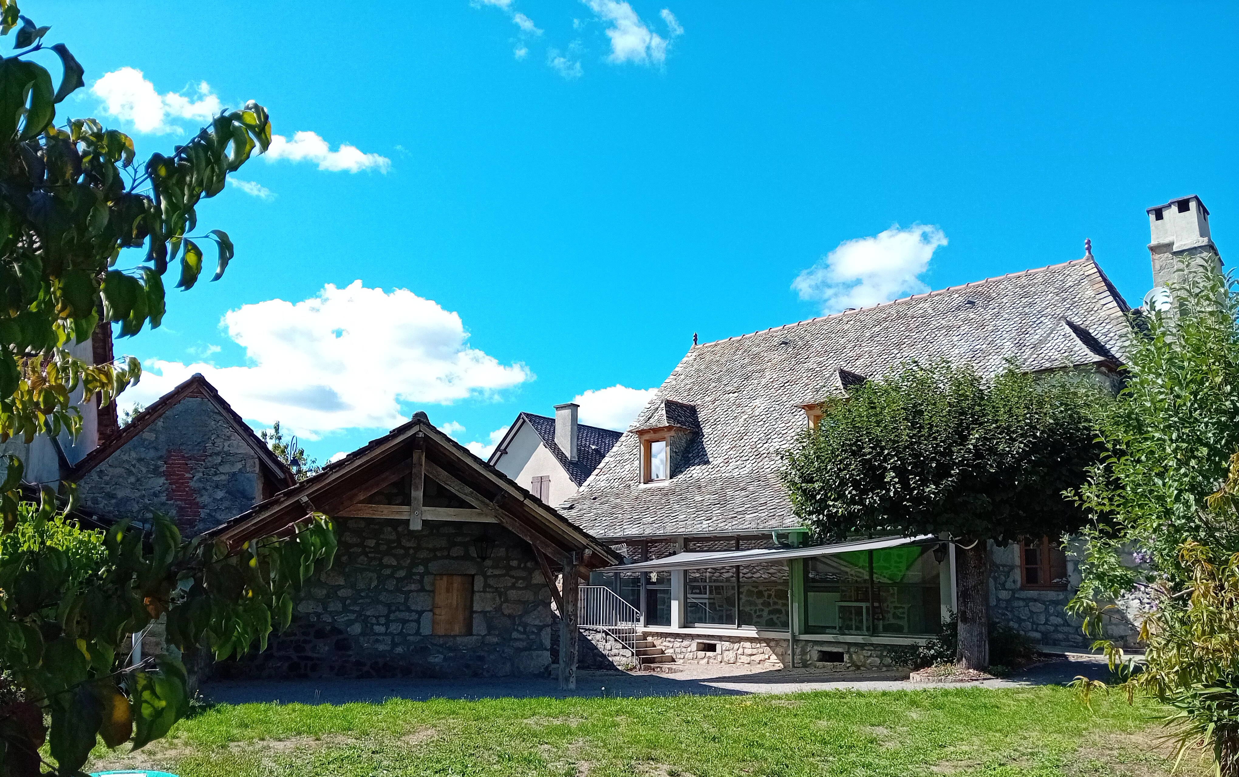 La commune de Leucamp met en location son auberge rurale, ancien presbytère restauré en 2015.
Elle comprend un bar, une salle de restaurant climatisee pour 25 à 30 couverts, une cuisine professionnelle entièrement équipée. 
Trois chambres à louer à l'étage.
Un bâtiment annexe et un four à pain, une terrasse couverte plus une terrasse avec toile d'ombrage, une partie en herbe.
Loyer de 650 euros,  licence IV
 comprise.
