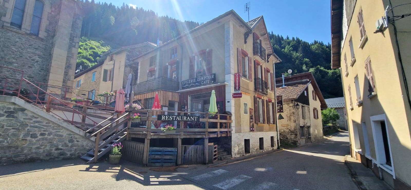 Vente fonds de commerce de cette belle épicerie qui propose de la restauration sur place, la vente de tabac et bar grâce à la licence IV.

Situé dans la commune du Haut Breda entre Allevard et les 7 Laux, ce commerce est le coeur du village.

Au dernier étage vous avez la possibiité d'avoir votre hébergement.

Les propriétaires vendent à contre coeur à cause de raisons de santé.