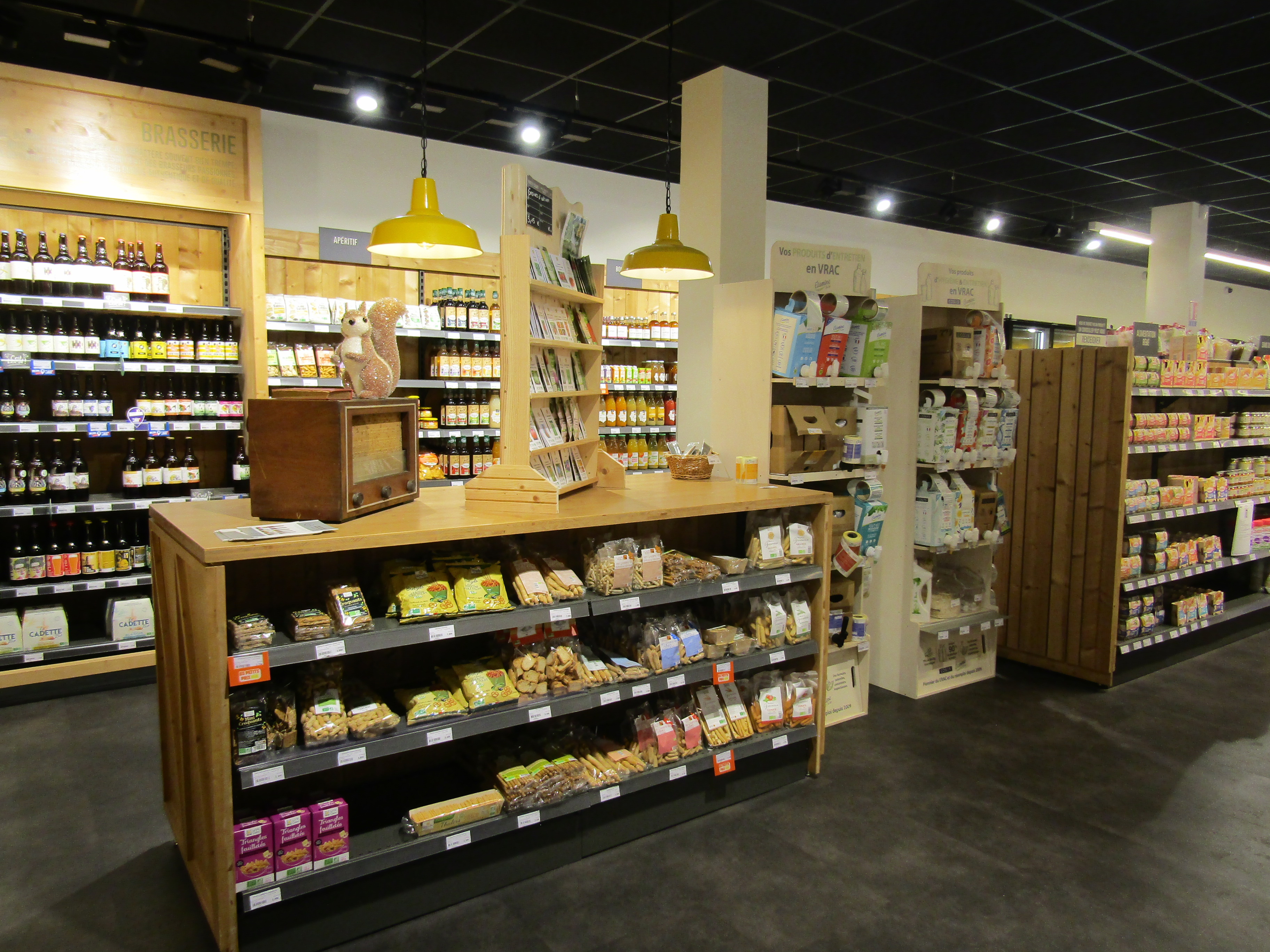 À céder, un commerce alimentaire bio, franchisé.
Située à Mende (préfecture de la Lozère), à proximité immédiate d’autres commerces et services, la boutique bénéficie d’une forte visibilité. Son emplacement en bordure d’une route nationale très fréquentée, ainsi que sa large vitrine, lui assurent une excellente exposition.
Ouvert toute l’année, l’établissement est facilement accessible à pied comme en voiture, avec des places de stationnement situées devant le magasin. 
L’établissement dispose d’une surface commerciale de 350 m², il comprend également une réserve, une chambre froide, une salle de pause, un bureau et un vestiaire. 
L’activité comprend la vente de produits alimentaires bio : épicerie sèche, produits frais et surgelés, fruits et légumes, boissons, ainsi que les produits locaux (miel, confiture, fromage), droguerie…
En complément, le magasin assure la cuisson et la vente de pain bio.
La diversité de l’offre attire une clientèle de particuliers, locaux comme touristes en période estivale. 
Cette affaire est idéale pour deux associés ou pour un couple. L’équipe comprend actuellement 2 salariés en CDD.
Un accompagnement par le cédant peut être envisagé au démarrage afin de faciliter la reprise de l’activité.
Bail commercial : 2 640€ /mois
Vente du fonds de commerce  : 95 000 €