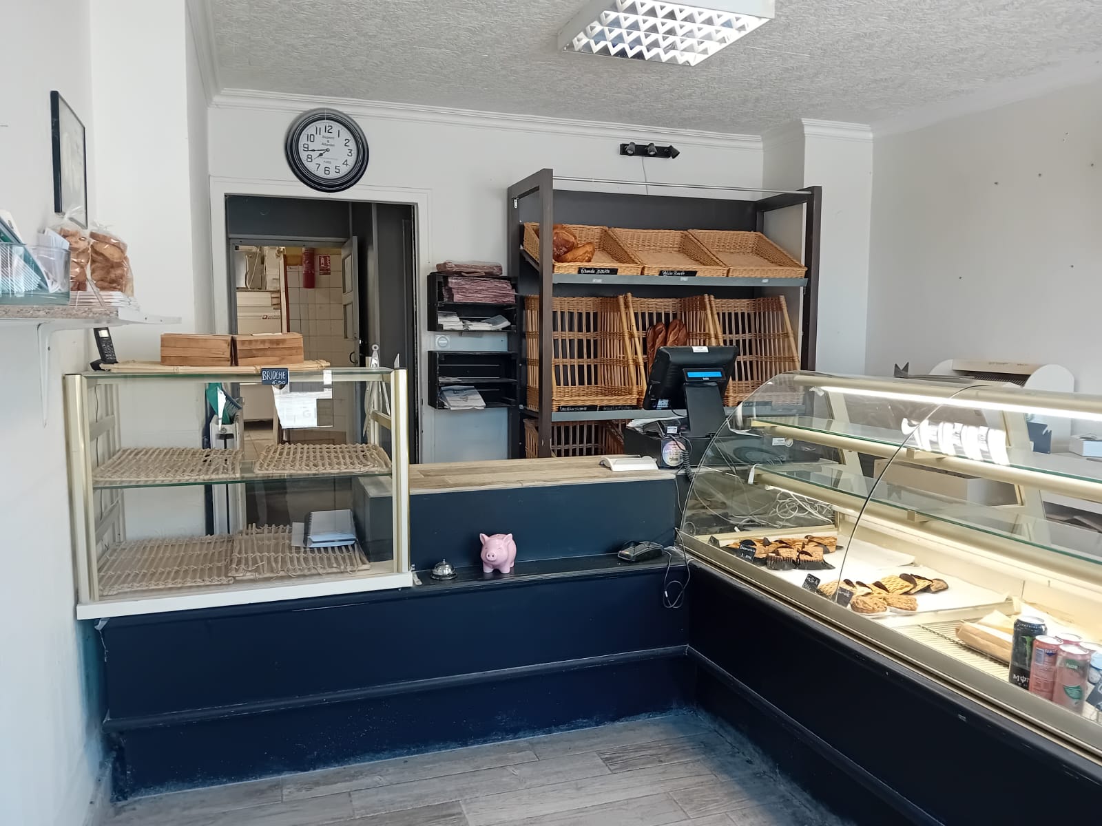La commune de LEVARE, située dans la Mayenne, en région Pays de Loire recherche un artisan boulanger(e) - pâtissier(e) pour une location gérance.
Lévaré, est un village de 300 habitants, situé sur l'axe GORRON-FOUGERES (1200 voitures/jour).

La boulangerie est équipée de l'ensemble du matériel nécessaire à la fabrication du pain et des pâtisseries. Le local a été rénové en 2022. Accès PMR.

Un logement avec cour privative est compris dans la location.
Au RDC se trouve une cuisine, une salle à manger, une salle de bains et un toilette.
A l'étage, 3 chambres, un bureau et une salle de bains avec toilette.

Loyer attractif 655 euros TTC (bail commercial + logement)

Les boulangeries les plus proches se situent à 9 km.
Dans le village, se trouvent une école, un restaurant et plusieurs entreprises.

Pour tout renseignement, me contacter par téléphone.