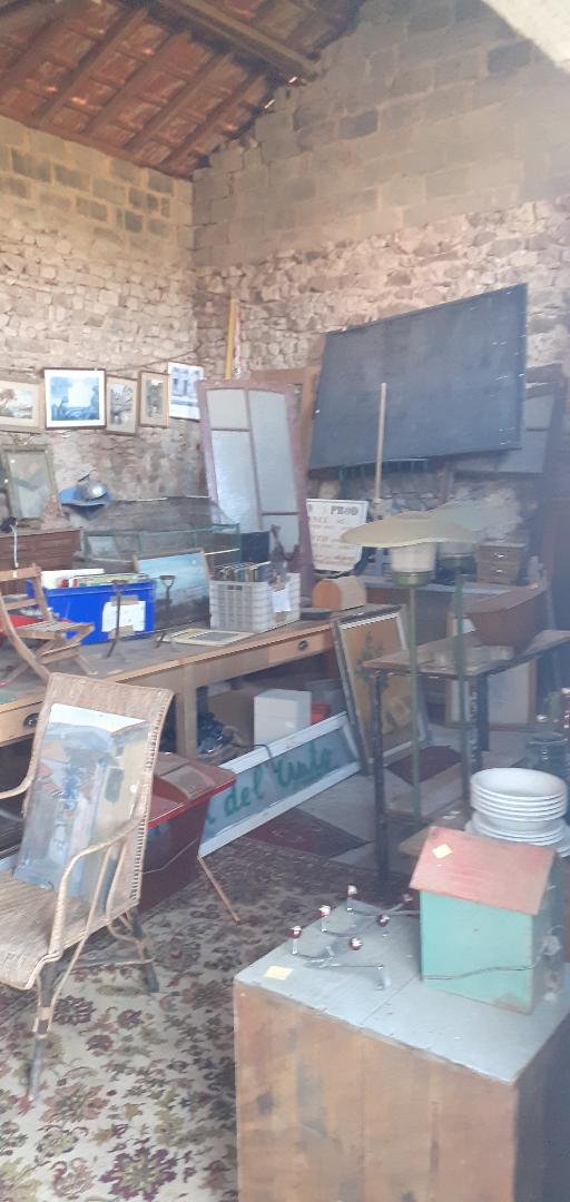 Opportunité exceptionnelle pour les amoureux de l ancien, chineurs passionnés ou porteur d un nouveau projet ( boulangerie café etc…)
Situé à 7 de la clayette et de son château 
Cette maison a une surface habitable de 155m2 des dépendances attenantes de 180m2 avec son four a pain plus un grenier de 70m2 
Un terrain de 923m2 ou on retrouve un magnifique puit 
La parie habitable se compose sur deux étages
Au rdc 3 grandes pieces et son wc
A l étage 3 chambres ainsi que une salle de bain avec sa douche à l italienne et wc
La brocante est implanté depuis 7 ans avec une clientèle agréable 
Possibilité de reprendre l activité ou le stock sera enlevé bien sûr lors de la vente 
N hésiter pas à me contacter