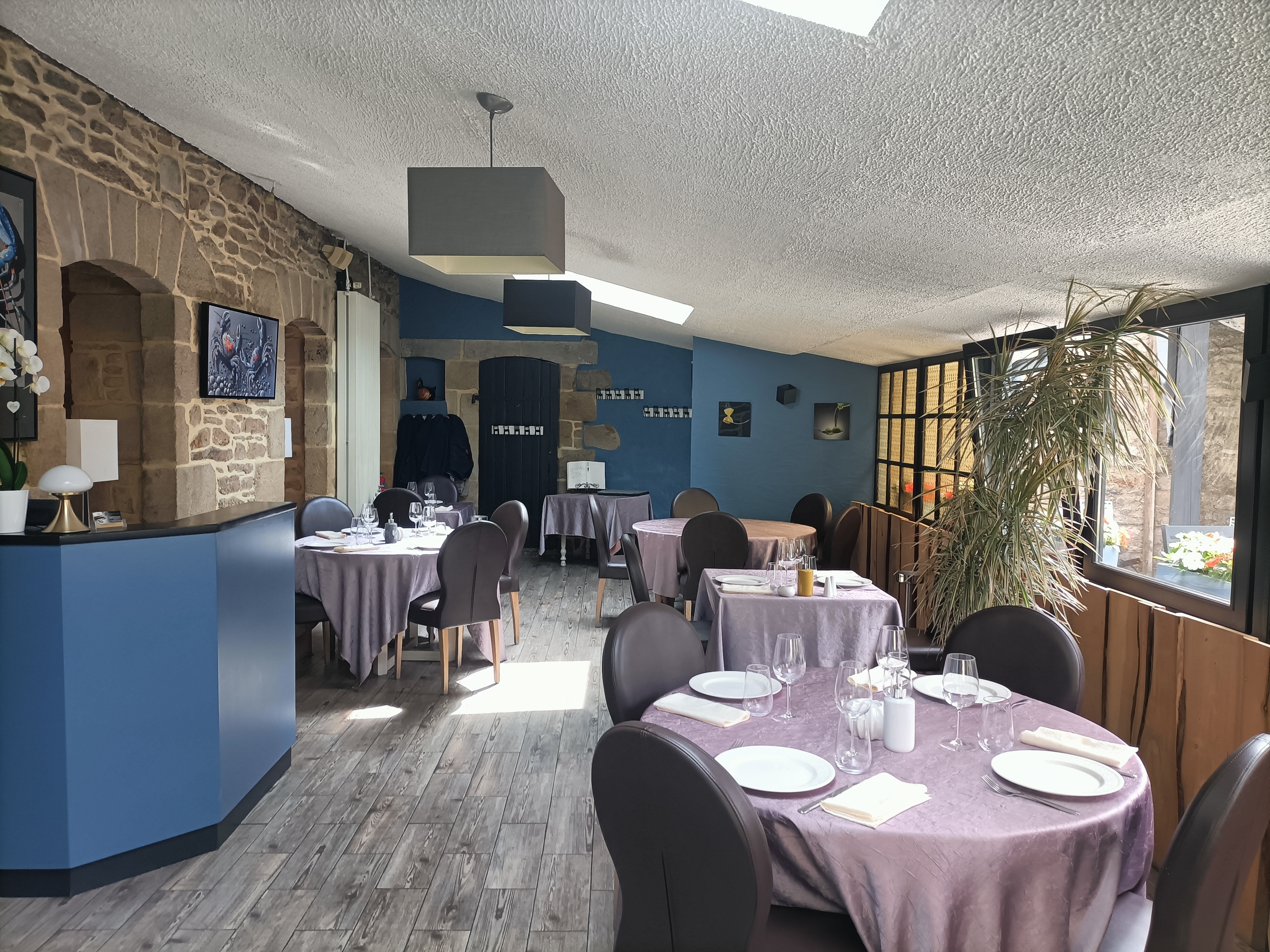 Vente Murs et Fond de restaurant.
Situé au centre ville de Quimper, proche des quais, restaurant dans une bâtisse de caractère,  70 couvets à l'intérieur, 25 en terrasse, une cuisine aux normes et très bien entretenue avec un espace de production supplémentaire à l'étage.
Un logement de fonction avec grande cuisine familiale aménagée et équipée, 
3 chambres, grand salon avec coin bureau, salle de bain et WC séparé.
Surface total d'environ 600 m2.
Changement de destination possible.
Grands parkings à proximité.
Pas de travaux à prévoir